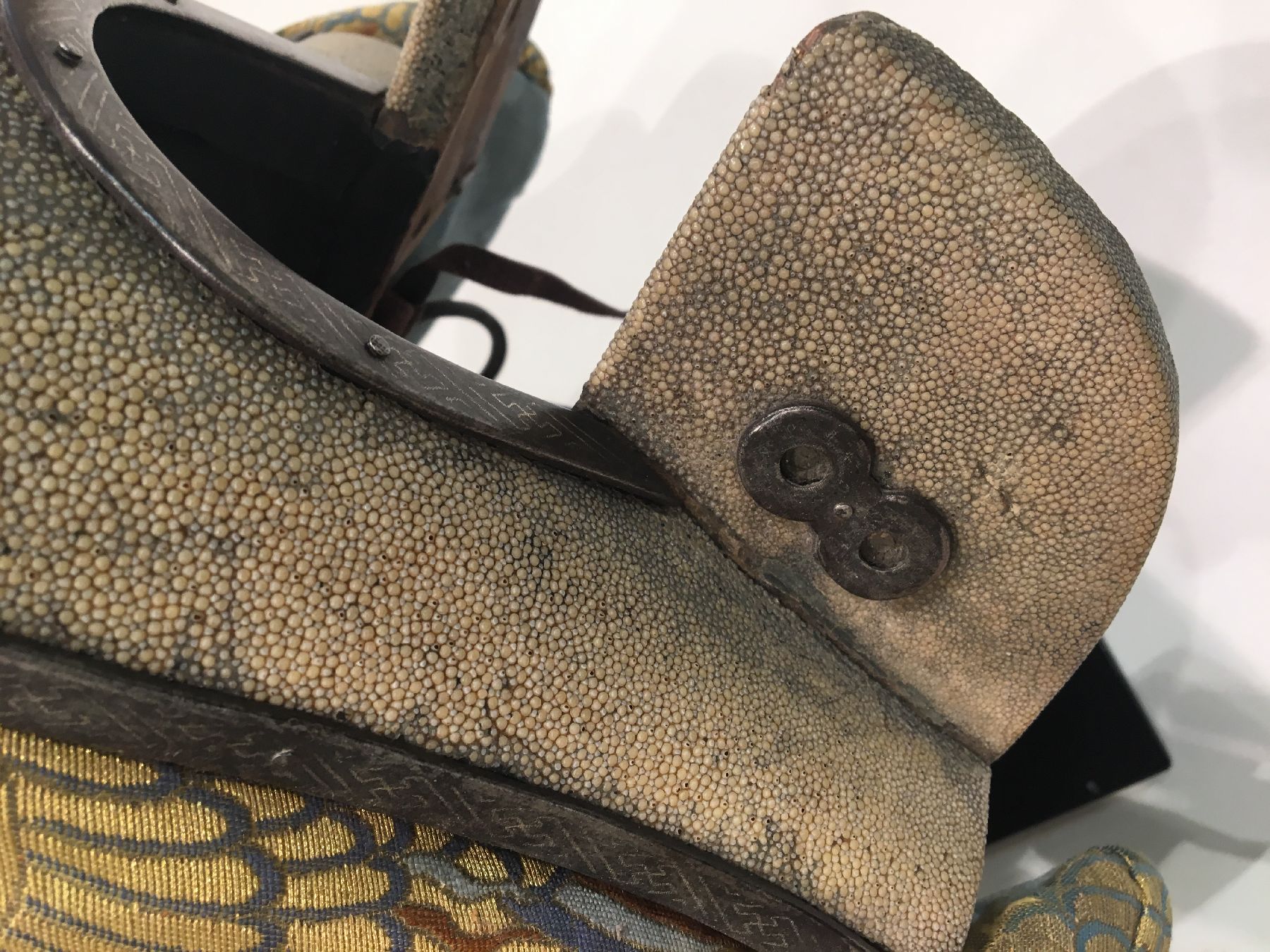 Detail d: Chinesischer oder Tibetischer "Sattel" antik, China/Tibet, 18.Jhd., Holz-Sattel mit Rochenleder und Silber (Silber-tauschiert), ...