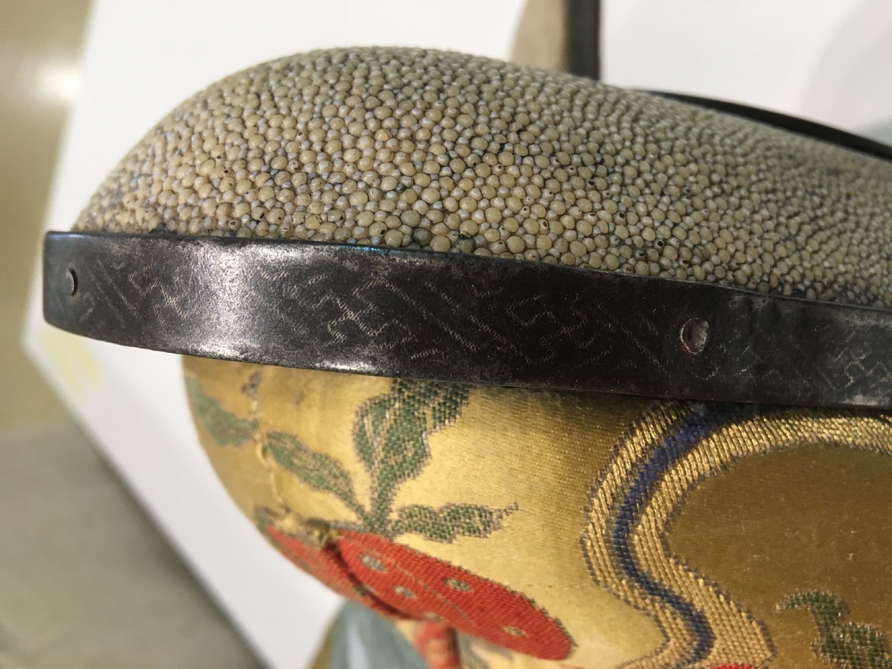 Detail g: Chinesischer oder Tibetischer "Sattel" antik, China/Tibet, 18.Jhd., Holz-Sattel mit Rochenleder und Silber (Silber-tauschiert), ...
