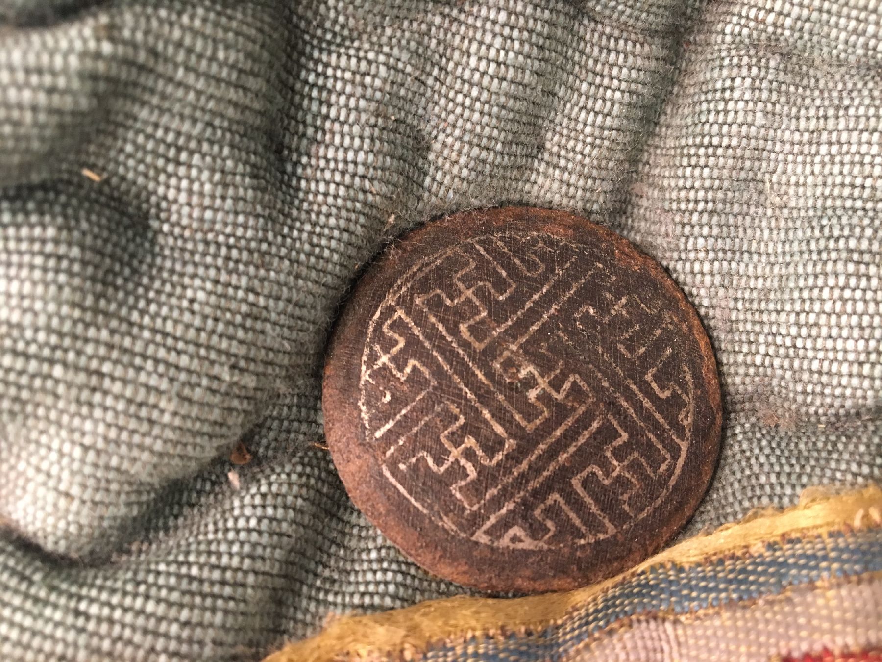 Detail i: Chinesischer oder Tibetischer "Sattel" antik, China/Tibet, 18.Jhd., Holz-Sattel mit Rochenleder und Silber (Silber-tauschiert), ...