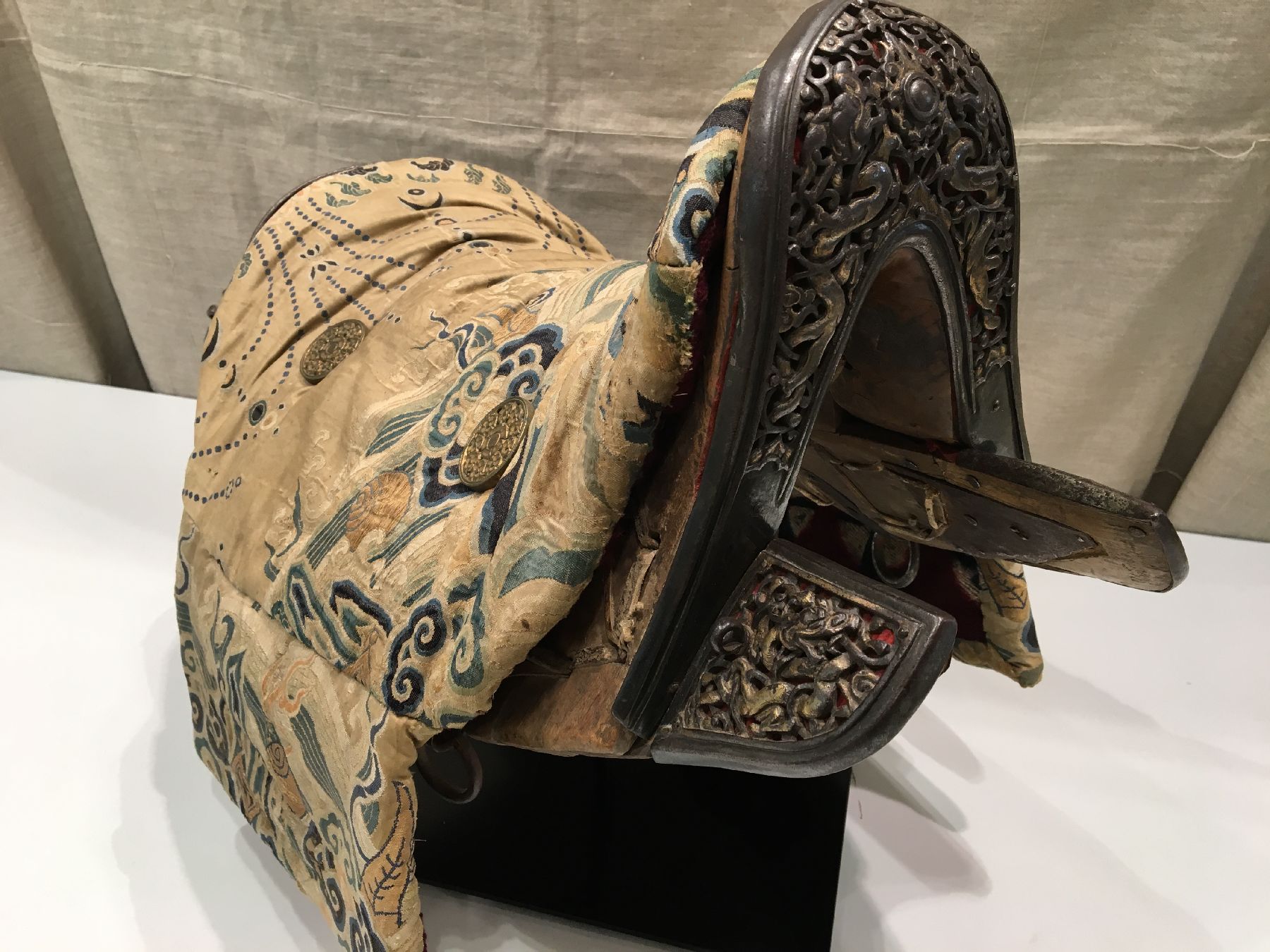 Detail a: Musealer Tibetischer "Sattel" antik (Mit Kesi Seiden-Metallstickerei Sattelauflage), Tibet, 17.Jhd., Holz-Sattel Eisen Feuervergoldet in ...
