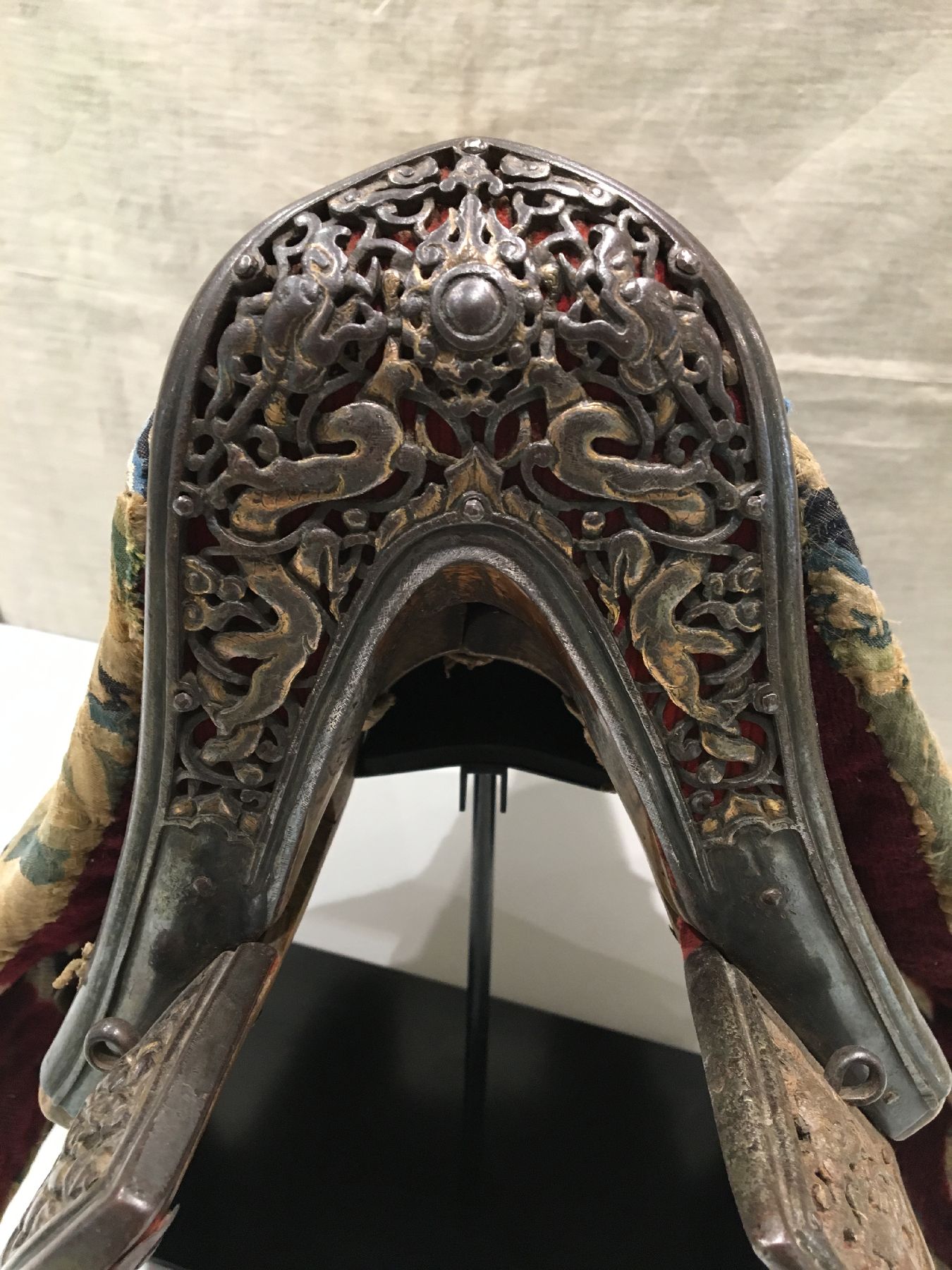 Detail b: Musealer Tibetischer "Sattel" antik (Mit Kesi Seiden-Metallstickerei Sattelauflage), Tibet, 17.Jhd., Holz-Sattel Eisen Feuervergoldet in ...