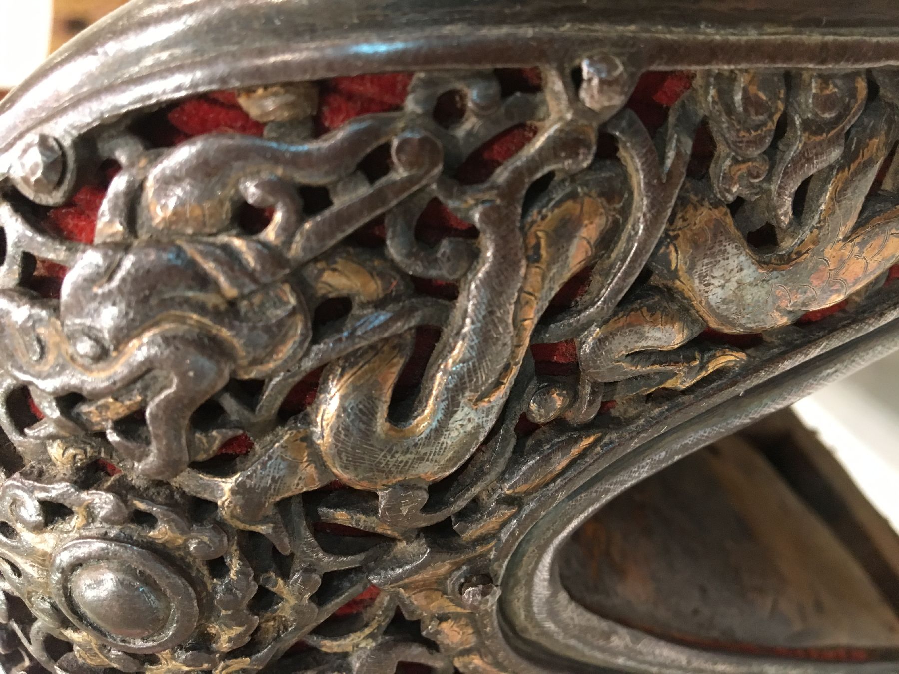 Detail c: Musealer Tibetischer "Sattel" antik (Mit Kesi Seiden-Metallstickerei Sattelauflage), Tibet, 17.Jhd., Holz-Sattel Eisen Feuervergoldet in ...