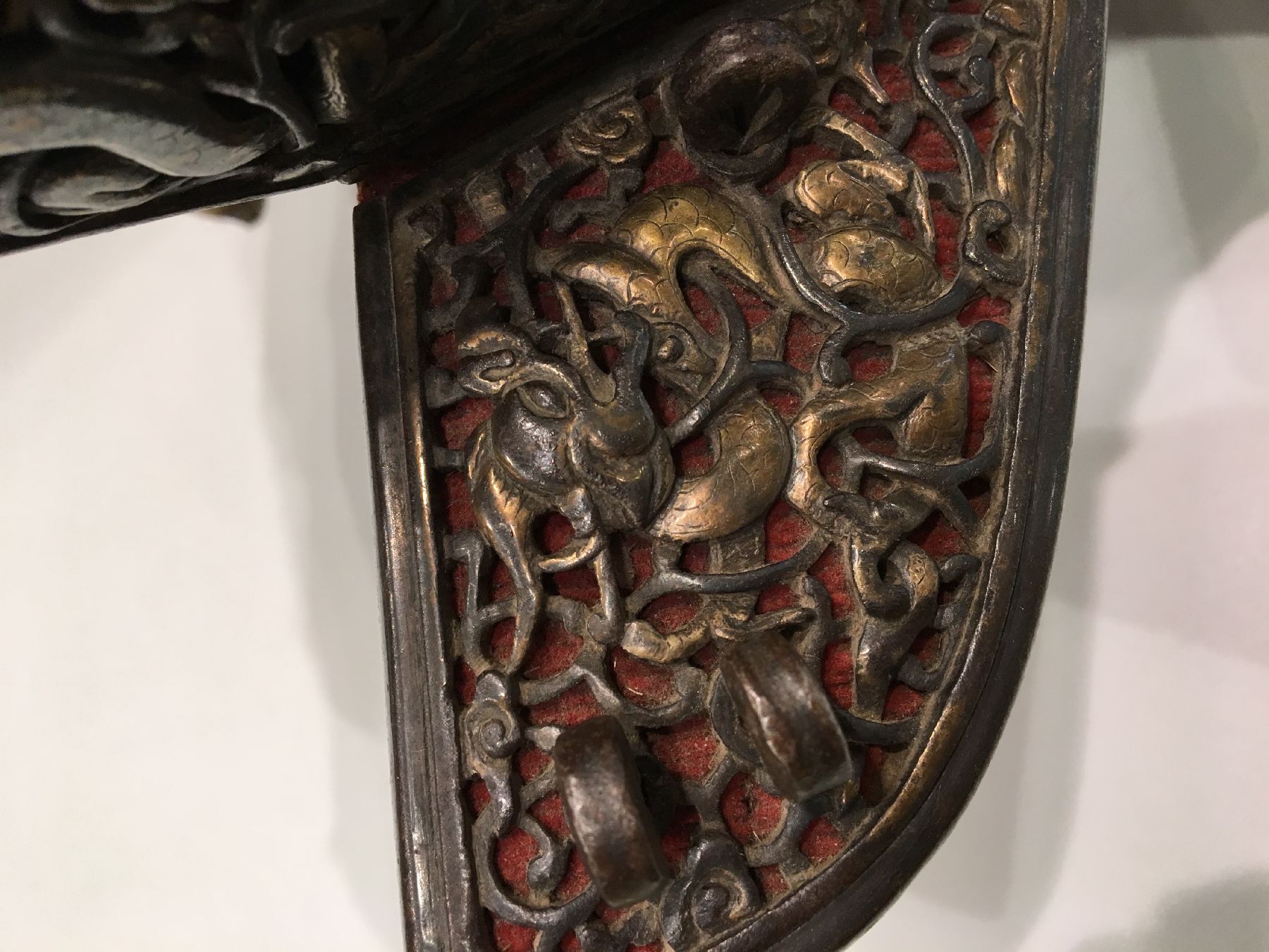 Detail d: Musealer Tibetischer "Sattel" antik (Mit Kesi Seiden-Metallstickerei Sattelauflage), Tibet, 17.Jhd., Holz-Sattel Eisen Feuervergoldet in ...