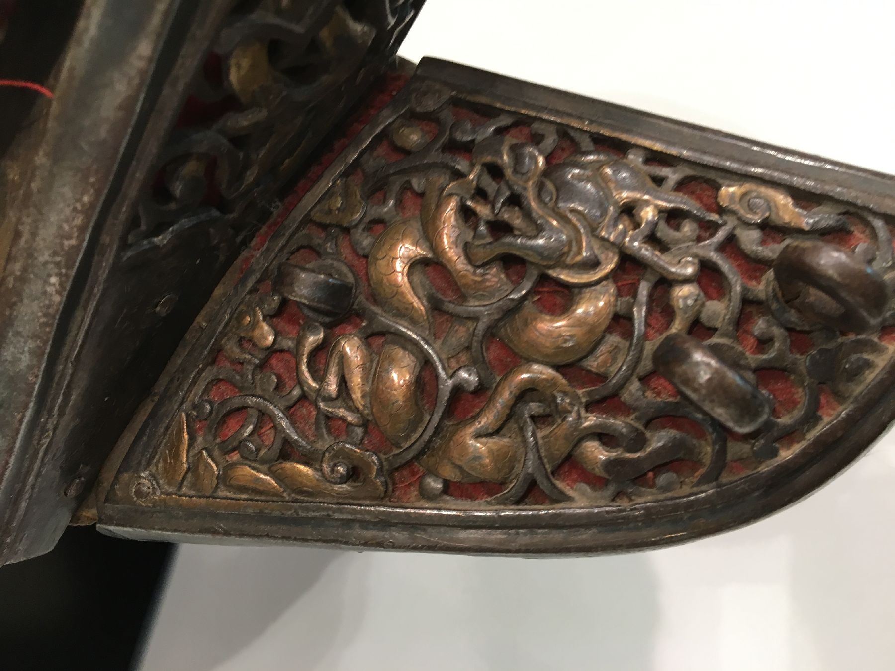 Detail e: Musealer Tibetischer "Sattel" antik (Mit Kesi Seiden-Metallstickerei Sattelauflage), Tibet, 17.Jhd., Holz-Sattel Eisen Feuervergoldet in ...