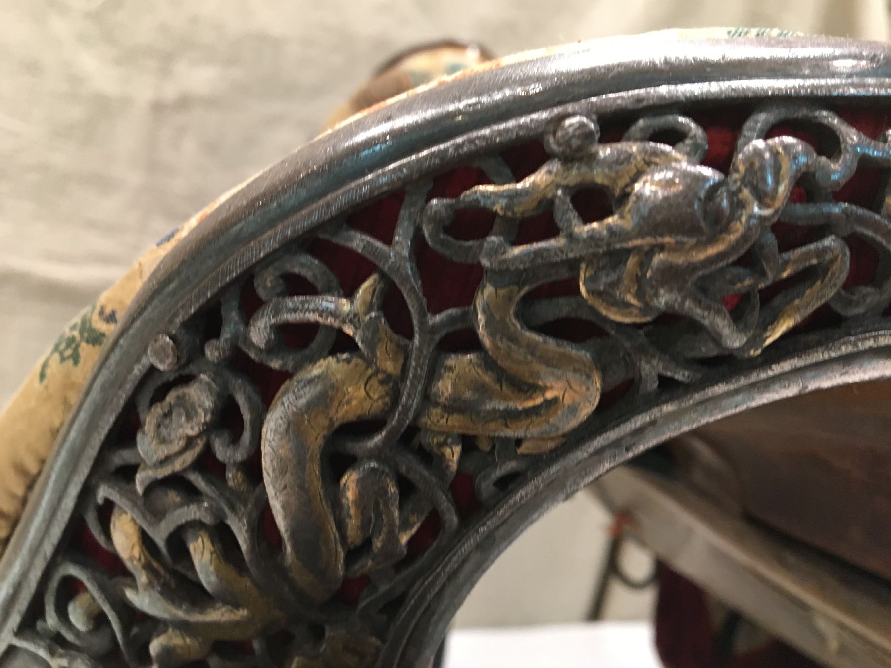 Detail f: Musealer Tibetischer "Sattel" antik (Mit Kesi Seiden-Metallstickerei Sattelauflage), Tibet, 17.Jhd., Holz-Sattel Eisen Feuervergoldet in ...