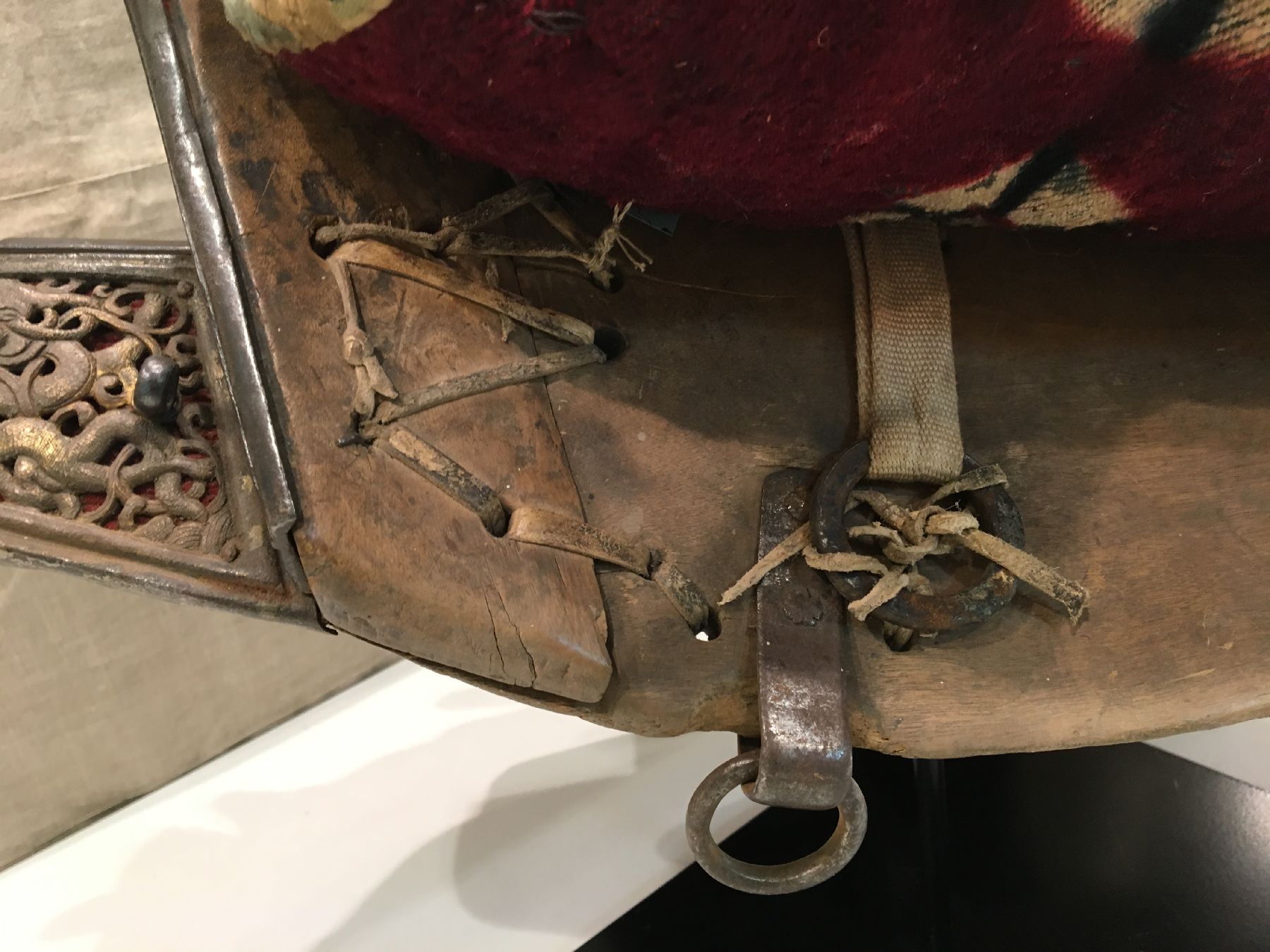 Detail g: Musealer Tibetischer "Sattel" antik (Mit Kesi Seiden-Metallstickerei Sattelauflage), Tibet, 17.Jhd., Holz-Sattel Eisen Feuervergoldet in ...