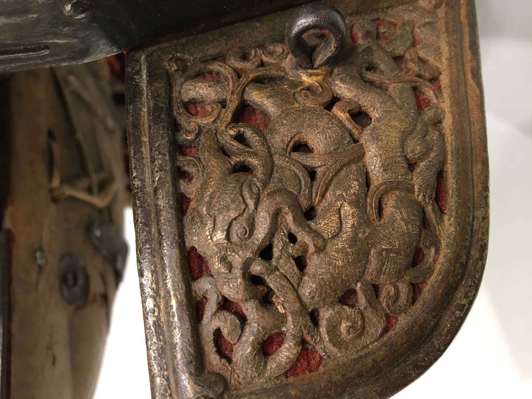 Detail h: Musealer Tibetischer "Sattel" antik (Mit Kesi Seiden-Metallstickerei Sattelauflage), Tibet, 17.Jhd., Holz-Sattel Eisen Feuervergoldet in ...