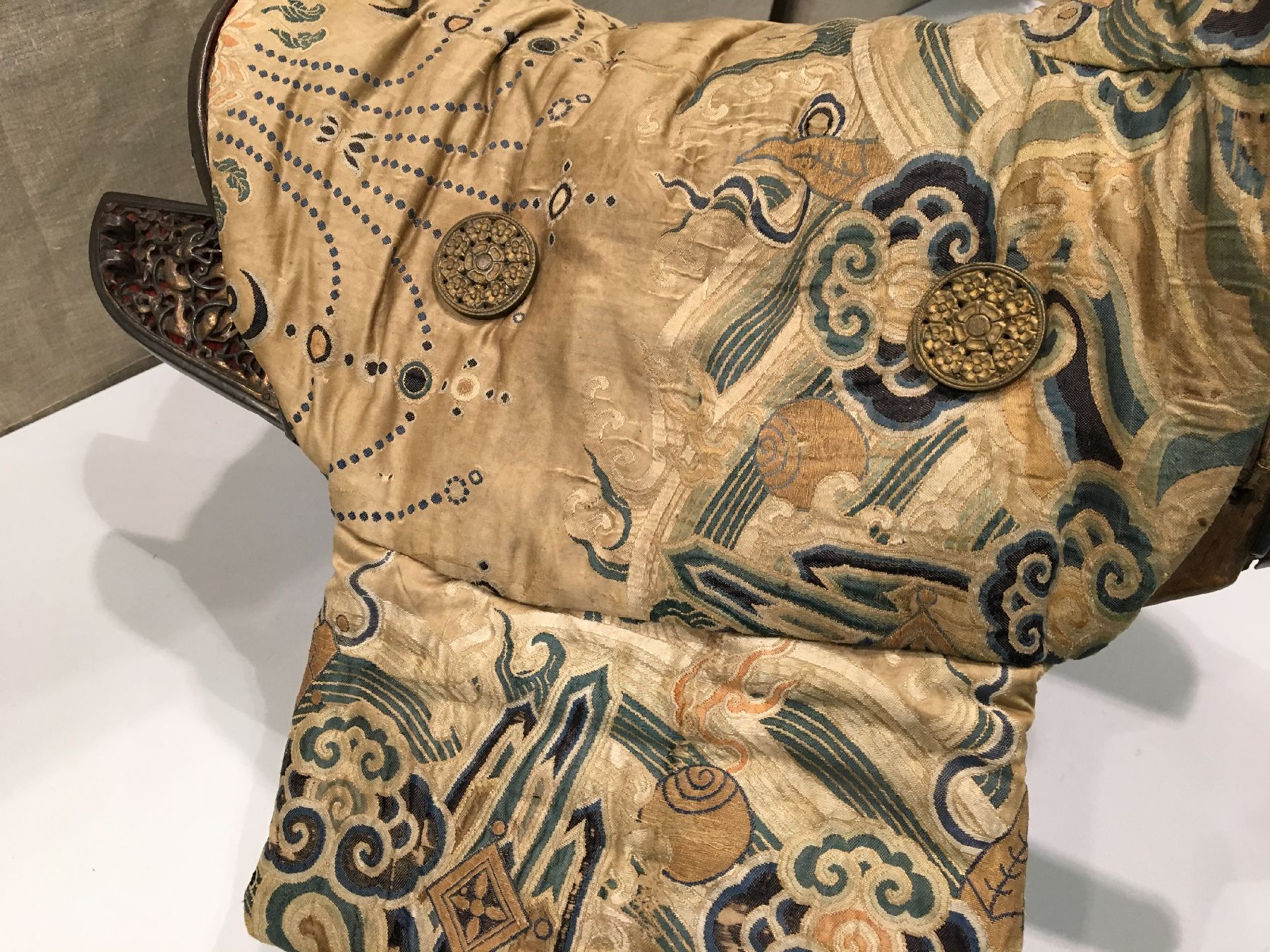 Detail i: Musealer Tibetischer "Sattel" antik (Mit Kesi Seiden-Metallstickerei Sattelauflage), Tibet, 17.Jhd., Holz-Sattel Eisen Feuervergoldet in ...
