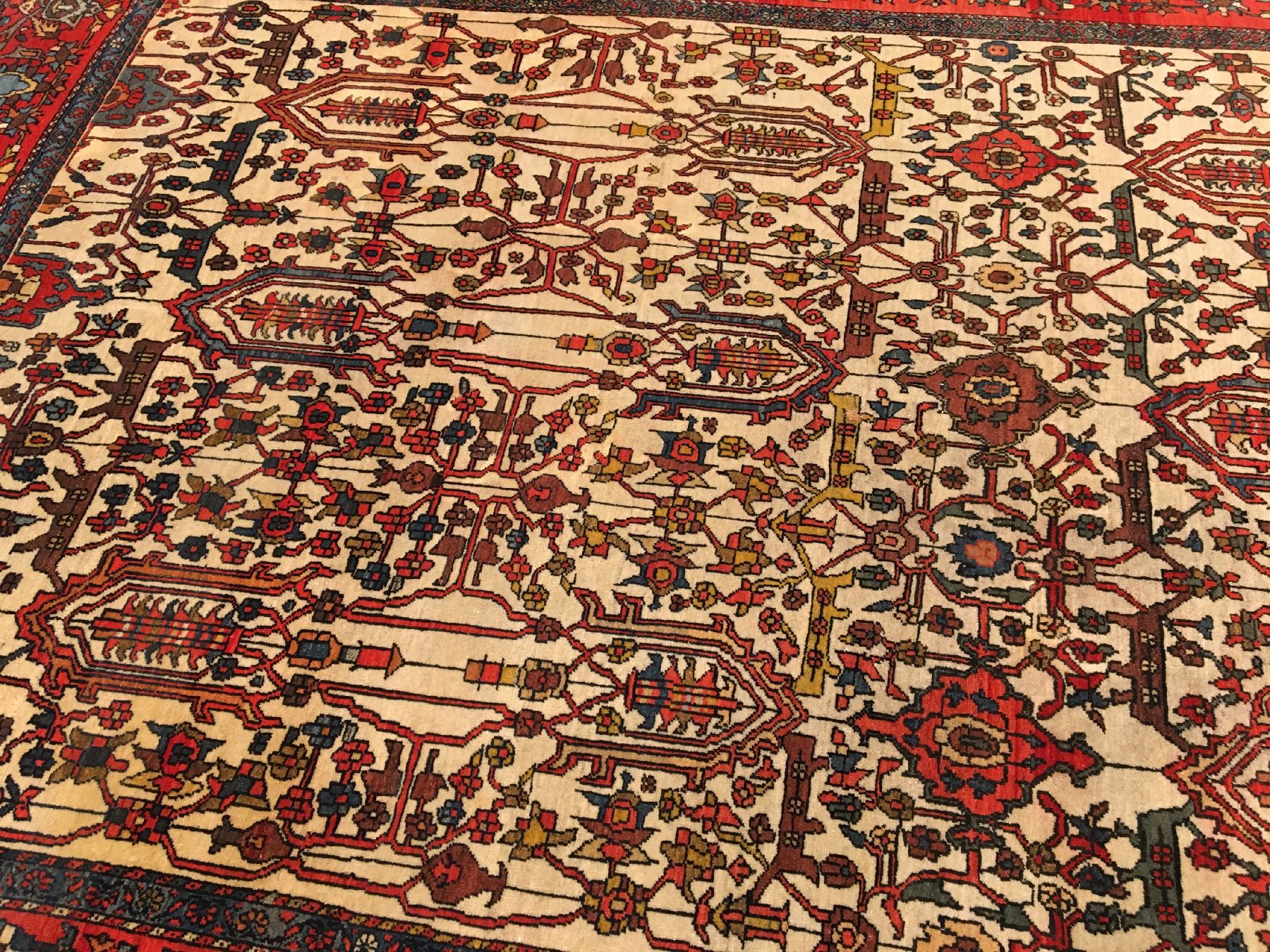 Detail c: Feiner weißgrundiger Farahan antik, Westpersien, Ende 19.Jhd., Korkwolle geknüpft auf Baumwolle. Ein Blütenrankwerk in kunstvoll feiner Anordnung ...