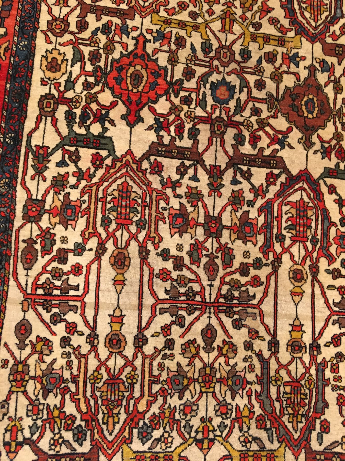 Detail e: Feiner weißgrundiger Farahan antik, Westpersien, Ende 19.Jhd., Korkwolle geknüpft auf Baumwolle. Ein Blütenrankwerk in kunstvoll feiner Anordnung ...
