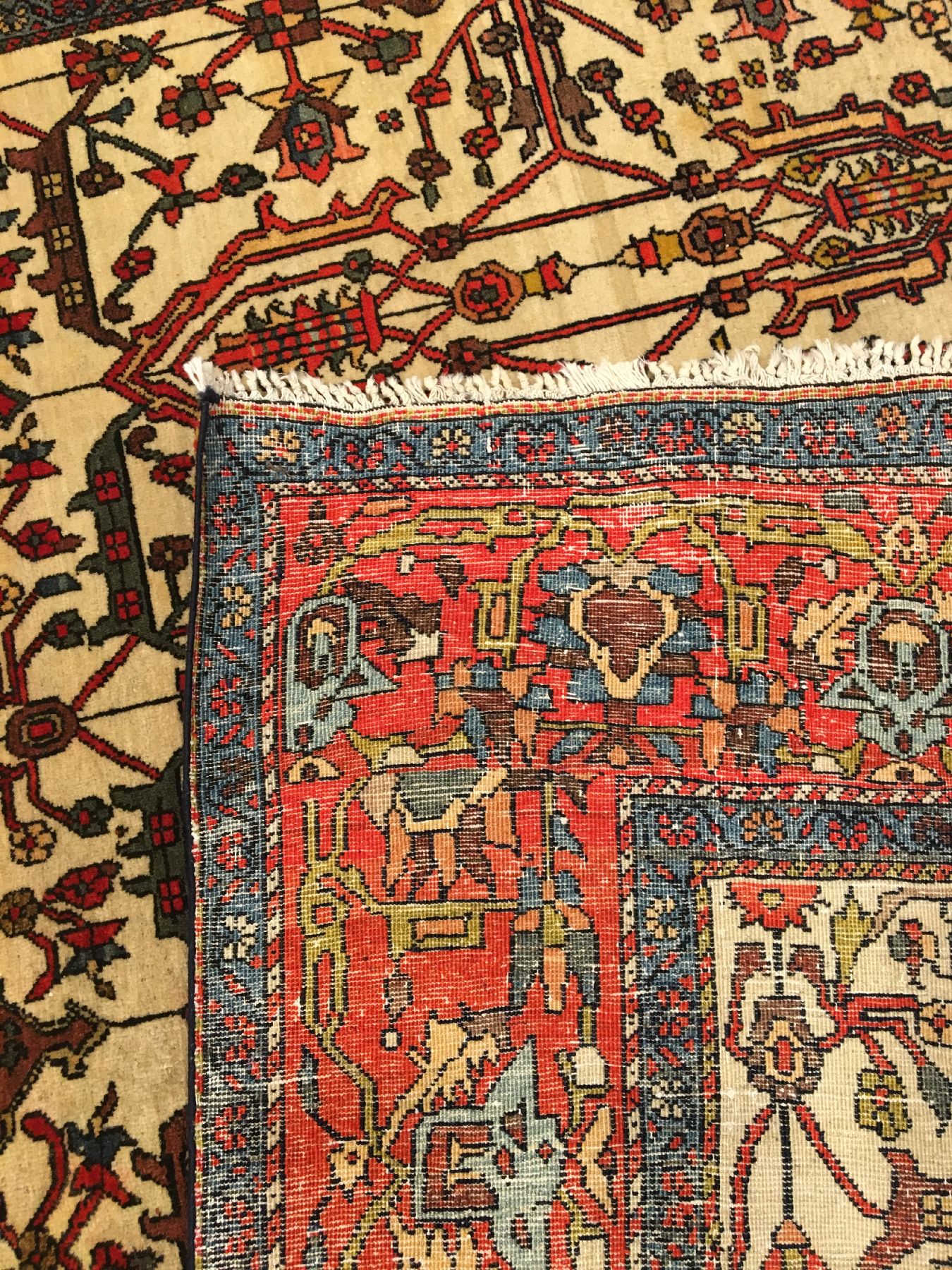 Detail i: Feiner weißgrundiger Farahan antik, Westpersien, Ende 19.Jhd., Korkwolle geknüpft auf Baumwolle. Ein Blütenrankwerk in kunstvoll feiner Anordnung ...