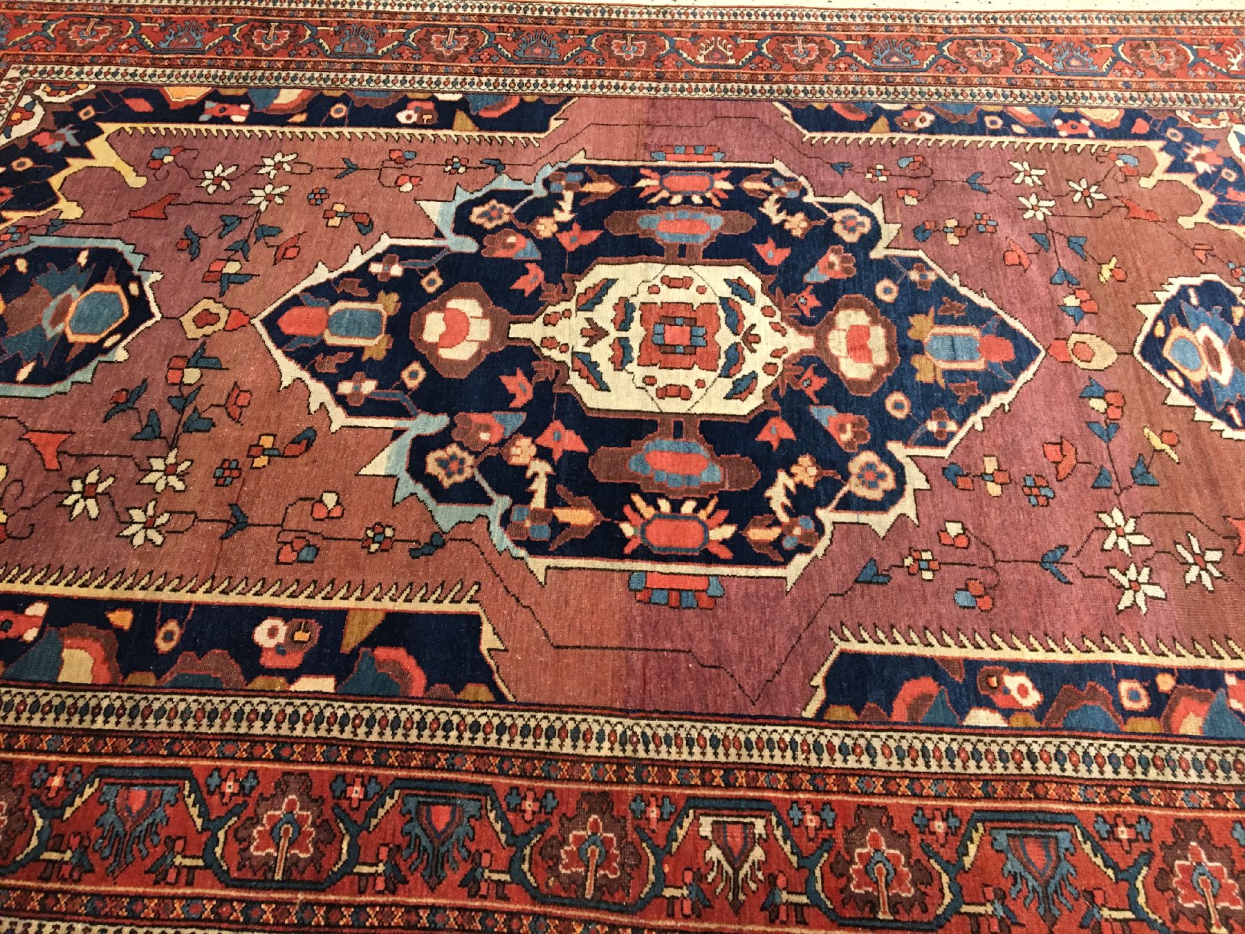 Detail b: Selten auberginefarbener Mischan-Malayer antik, Westpersien, Ende 19.Jhd., Wolle geknüpft auf Baumwolle. Feiner Malayer aus dem Dorf Mischan in ...