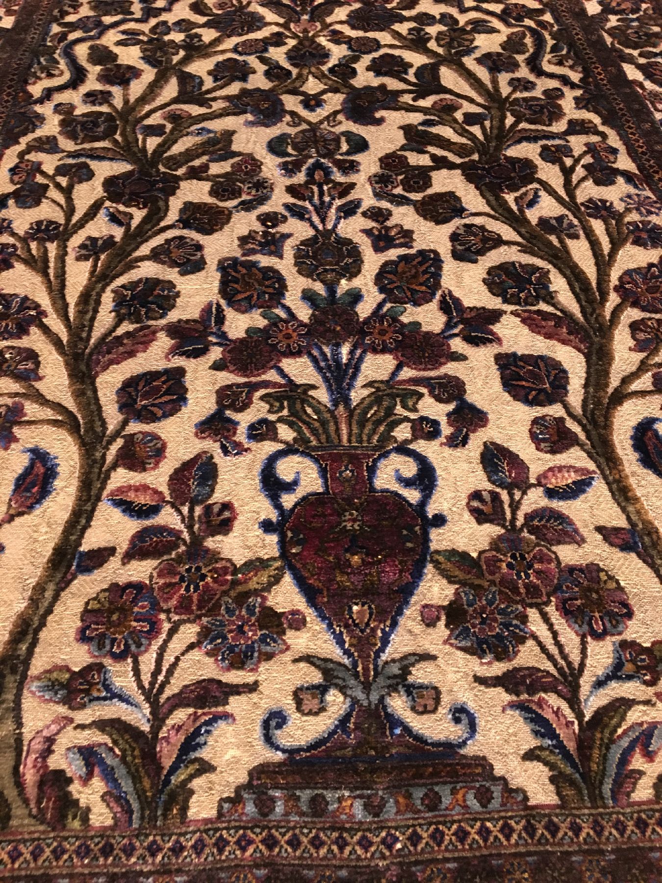 Detail d: Feiner metallbroschierter Seiden Keschan "Souf" antik (Lebensbaum-Vasen Design), Zentralpersien, 19.Jhd., reine Naturseide geknüpft auf ...