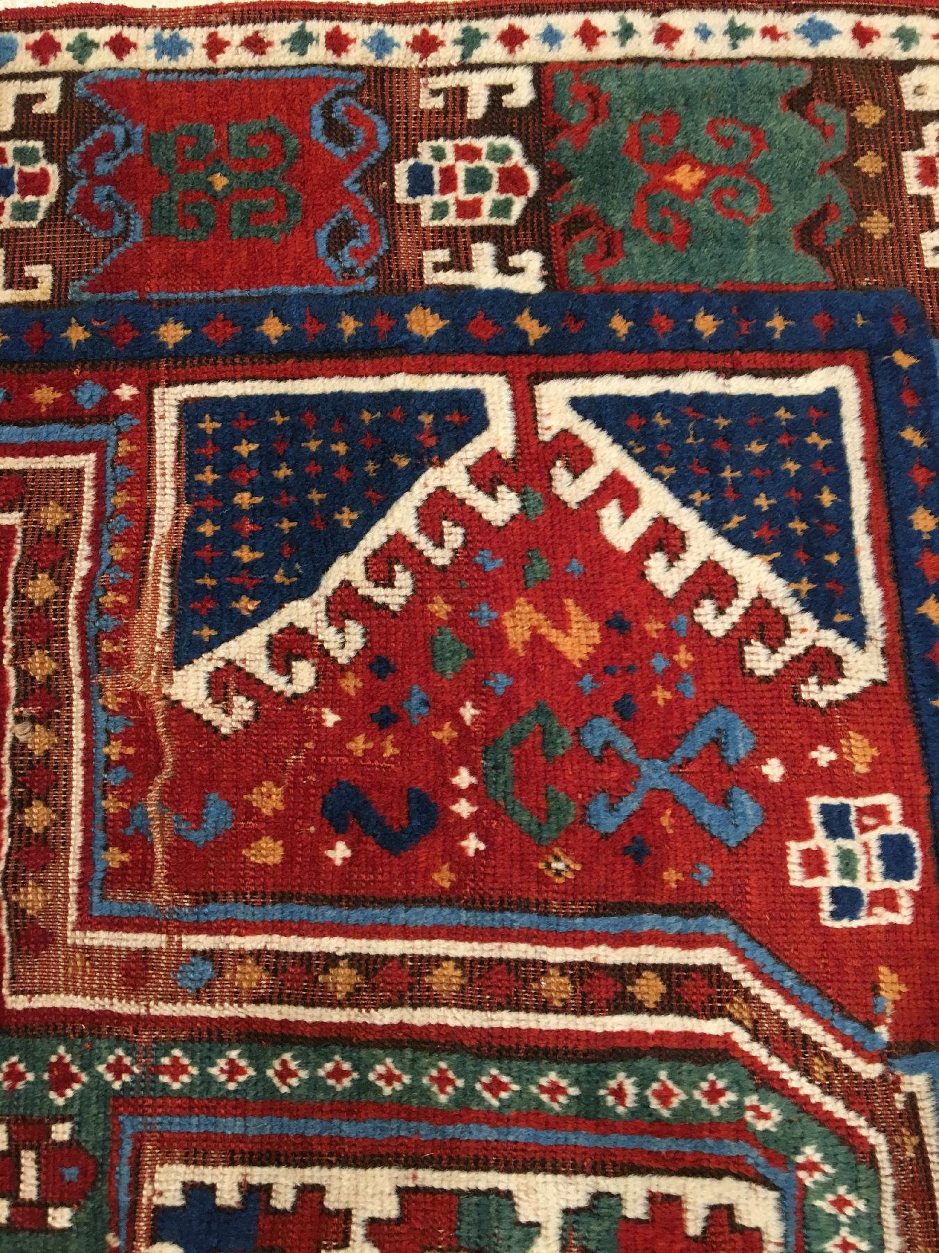 Detail f: Sewan Kasak antik (Schild-Kasak), Südwestkaukasus, Mitte 19.Jhd., Wolle geknüpft auf Wolle. Seltener Sewan mit A-Typ Kotschak Borüre und grünen ...