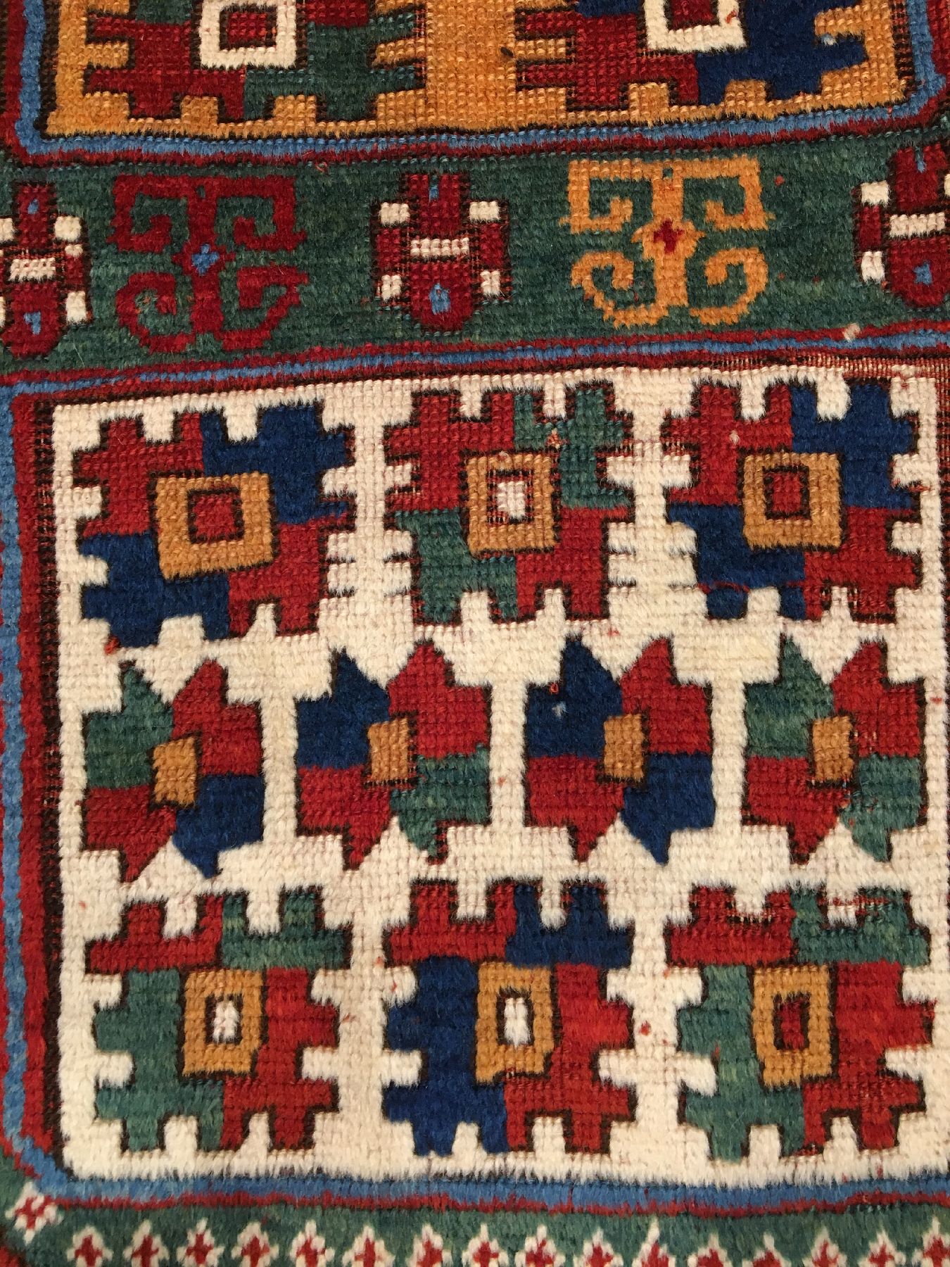 Detail g: Sewan Kasak antik (Schild-Kasak), Südwestkaukasus, Mitte 19.Jhd., Wolle geknüpft auf Wolle. Seltener Sewan mit A-Typ Kotschak Borüre und grünen ...