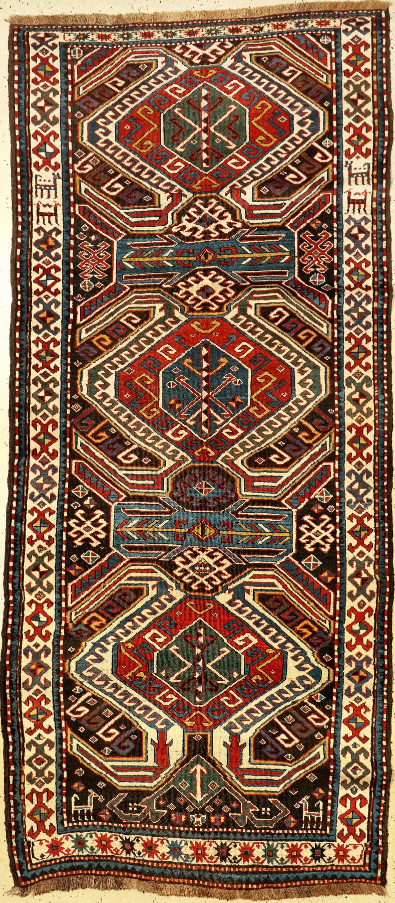 Lenkoran antik, Südkaukasus, 19.Jhd., Wolle geknüpft auf Wolle. Typischer Lenkoran aus dem Karabagh-Gebiet mit Riesenpalmetten. Unterschiedliche ...