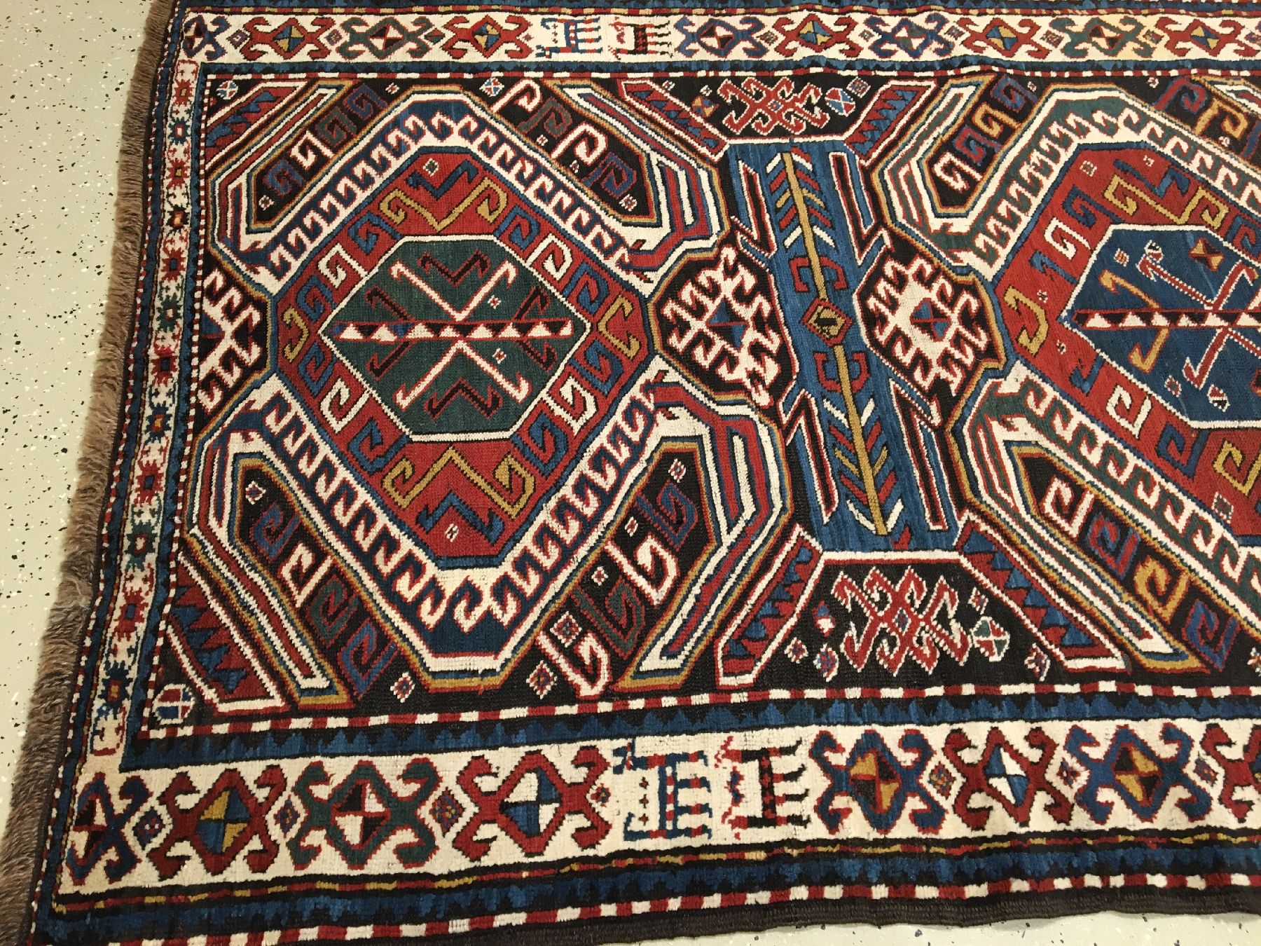 Detail b: Lenkoran antik, Südkaukasus, 19.Jhd., Wolle geknüpft auf Wolle. Typischer Lenkoran aus dem Karabagh-Gebiet mit Riesenpalmetten. Unterschiedliche ...