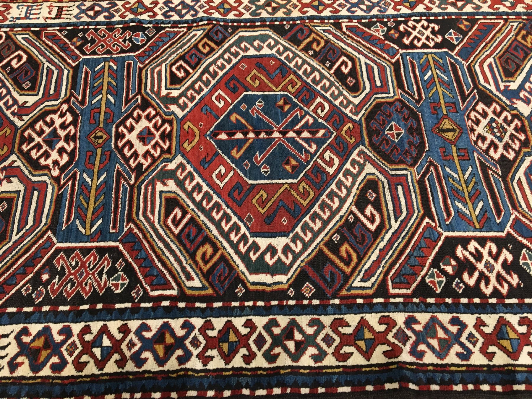 Detail c: Lenkoran antik, Südkaukasus, 19.Jhd., Wolle geknüpft auf Wolle. Typischer Lenkoran aus dem Karabagh-Gebiet mit Riesenpalmetten. Unterschiedliche ...