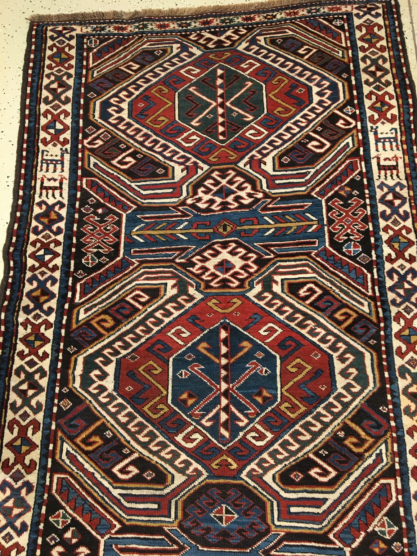 Detail d: Lenkoran antik, Südkaukasus, 19.Jhd., Wolle geknüpft auf Wolle. Typischer Lenkoran aus dem Karabagh-Gebiet mit Riesenpalmetten. Unterschiedliche ...