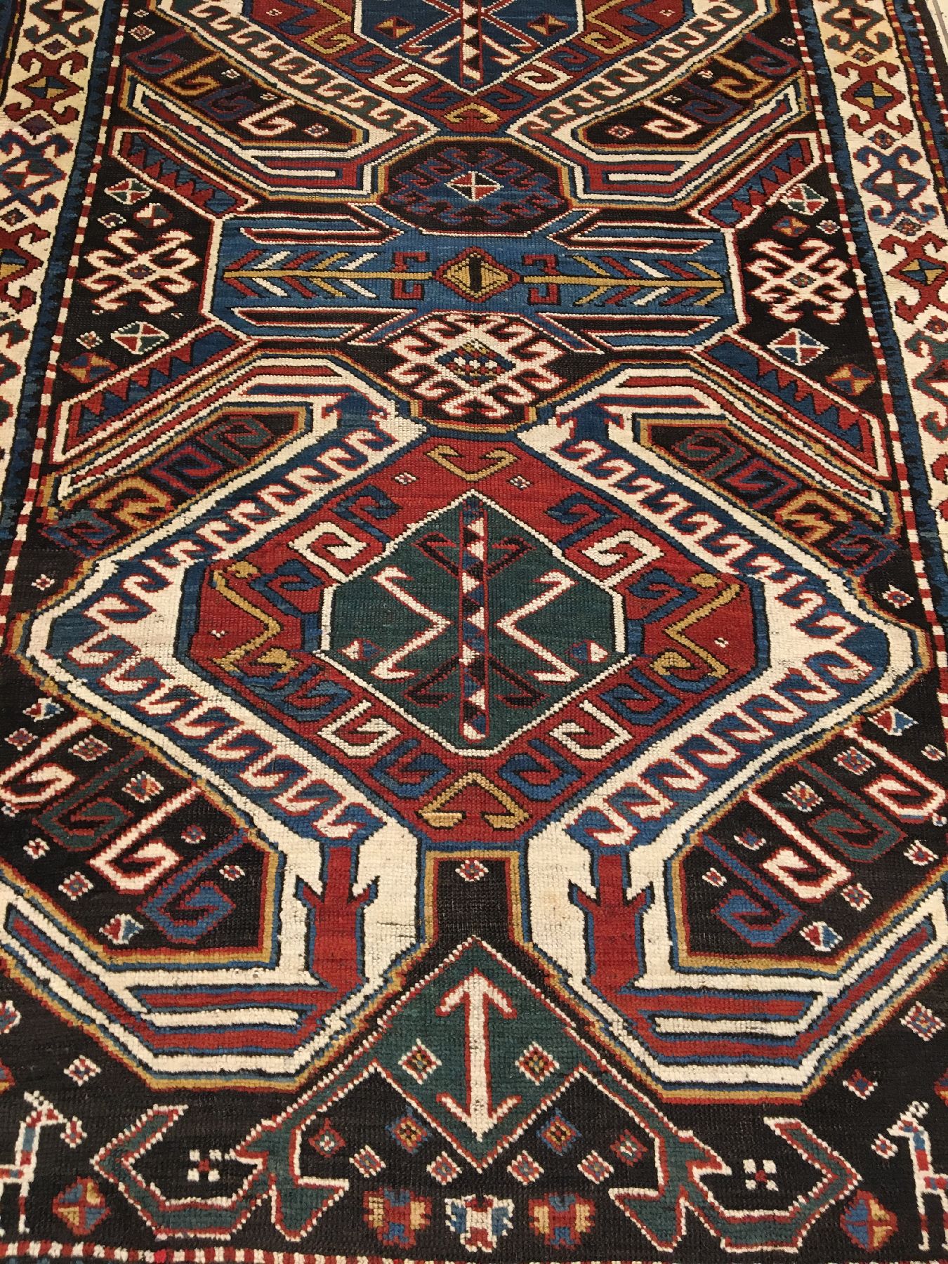 Detail e: Lenkoran antik, Südkaukasus, 19.Jhd., Wolle geknüpft auf Wolle. Typischer Lenkoran aus dem Karabagh-Gebiet mit Riesenpalmetten. Unterschiedliche ...
