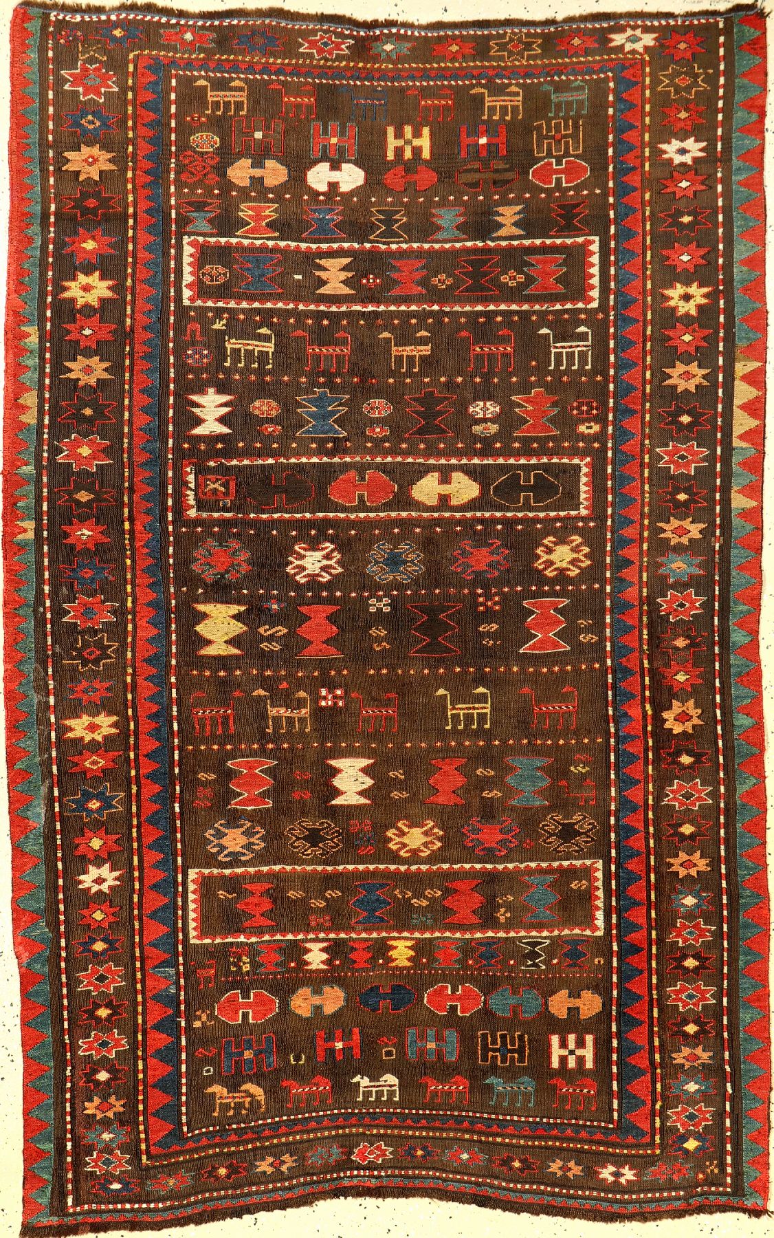 Kaukasische "Verneh" antik, Südostkaukasus Moghan-Region, 19.Jhd., Wolle gewebt auf Wolle. Flachgewebe der Kaukasen mit Tier- Motiven und ...