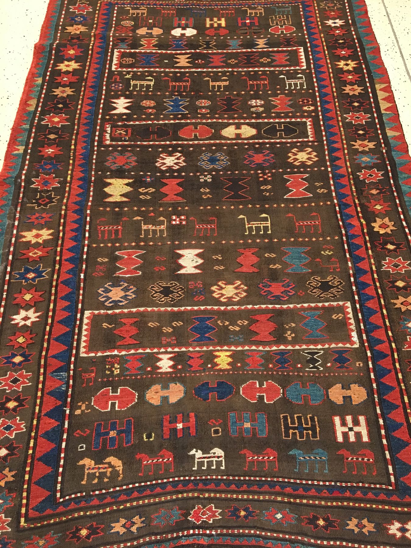 Detail a: Kaukasische "Verneh" antik, Südostkaukasus Moghan-Region, 19.Jhd., Wolle gewebt auf Wolle. Flachgewebe der Kaukasen mit Tier- Motiven und ...