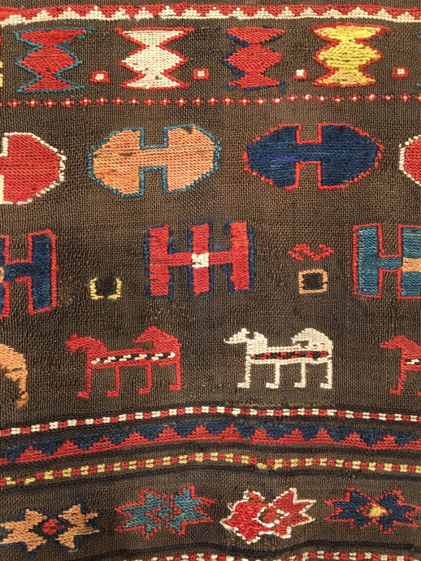 Detail e: Kaukasische "Verneh" antik, Südostkaukasus Moghan-Region, 19.Jhd., Wolle gewebt auf Wolle. Flachgewebe der Kaukasen mit Tier- Motiven und ...