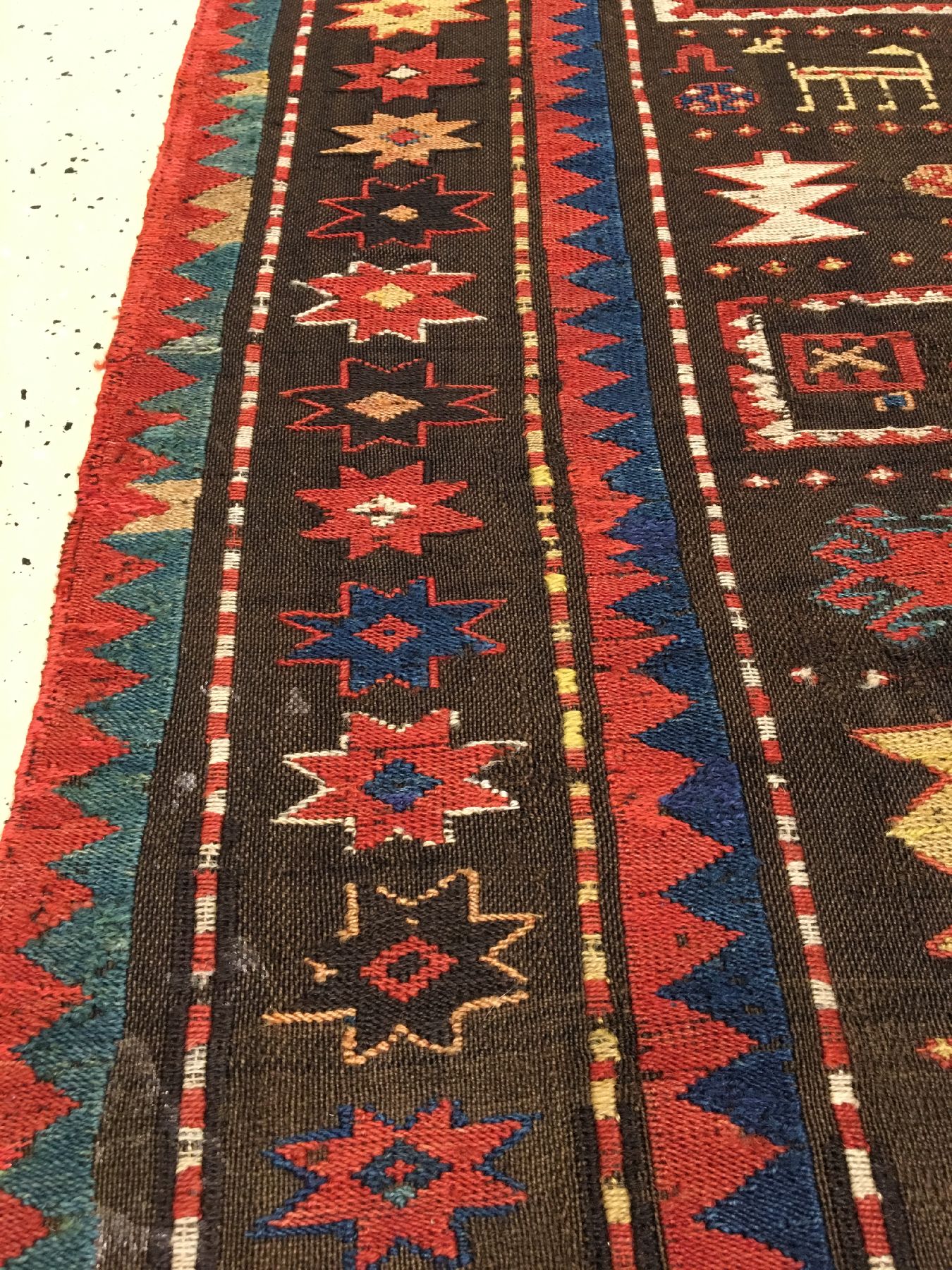 Detail g: Kaukasische "Verneh" antik, Südostkaukasus Moghan-Region, 19.Jhd., Wolle gewebt auf Wolle. Flachgewebe der Kaukasen mit Tier- Motiven und ...