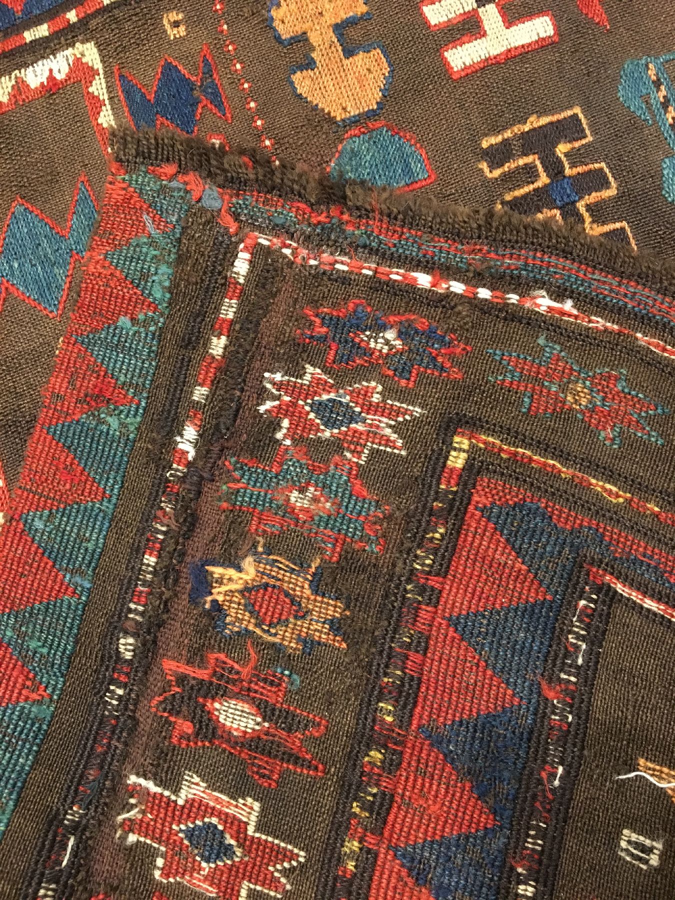Detail h: Kaukasische "Verneh" antik, Südostkaukasus Moghan-Region, 19.Jhd., Wolle gewebt auf Wolle. Flachgewebe der Kaukasen mit Tier- Motiven und ...
