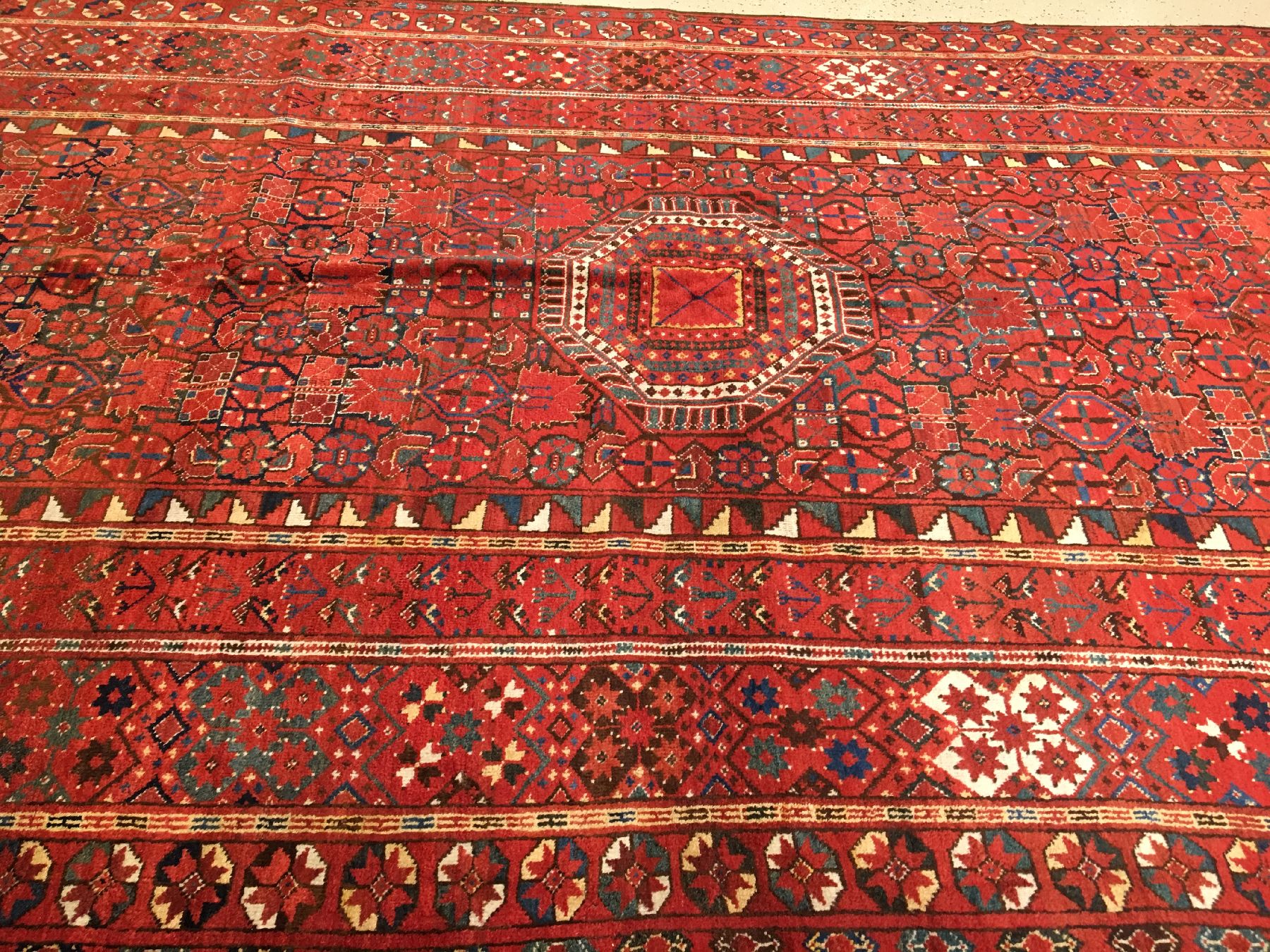 Detail b: Großer Beschir "Hauptteppich" antik, Turkmenistan Amu-Darja Region, Ende 19.Jhd., Wolle geknüpft auf Ziegenhaar. Großer Hauptteppich ...