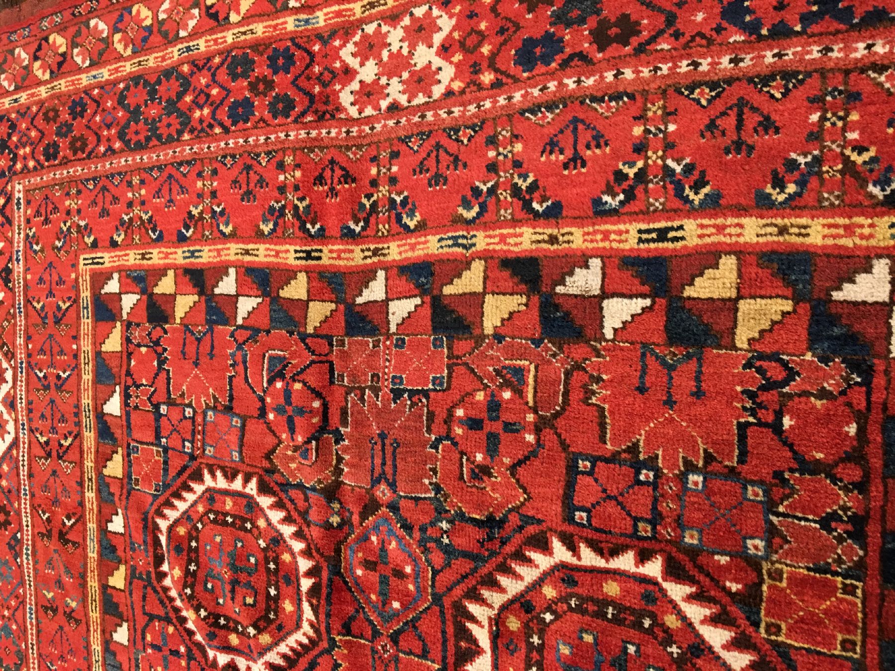 Detail e: Großer Beschir "Hauptteppich" antik, Turkmenistan Amu-Darja Region, Ende 19.Jhd., Wolle geknüpft auf Ziegenhaar. Großer Hauptteppich ...