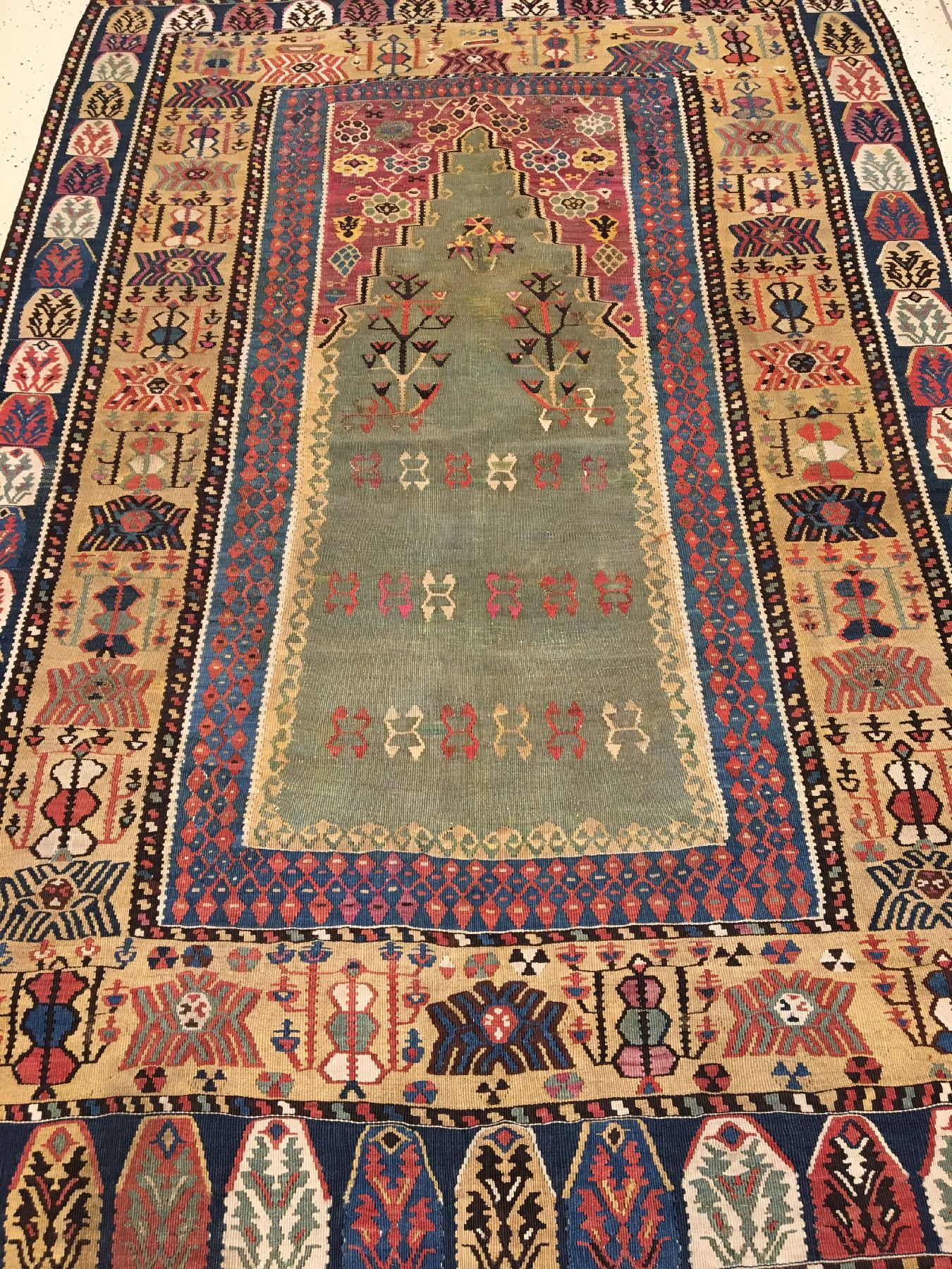 Detail a: Feiner grüner Erzurum "Gebetskelim" antik (Mit Metall-Highlights), Ostanatolien, 19.Jhd., Wolle mit Metall-Highlights gewebt auf Wolle. ...