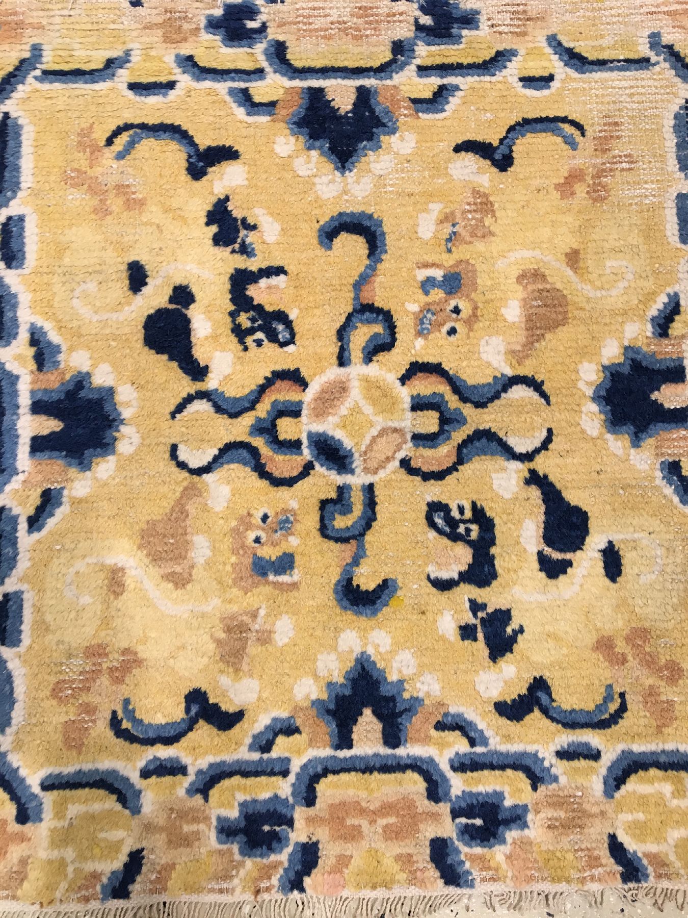 Detail a: Gelbe Ning-Hsia "Sitzmatte" Fo-Hunde antik (Publiziert bei Bausback), Westchina, Mitte 19.Jhd., Wolle geknüpft auf Baumwolle. Für den ...