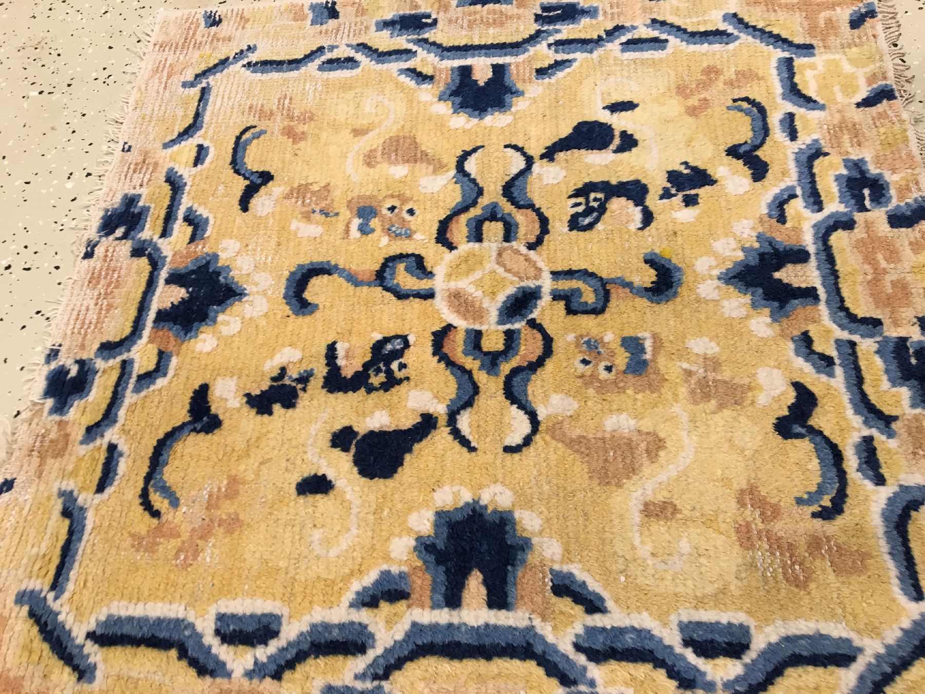 Detail b: Gelbe Ning-Hsia "Sitzmatte" Fo-Hunde antik (Publiziert bei Bausback), Westchina, Mitte 19.Jhd., Wolle geknüpft auf Baumwolle. Für den ...