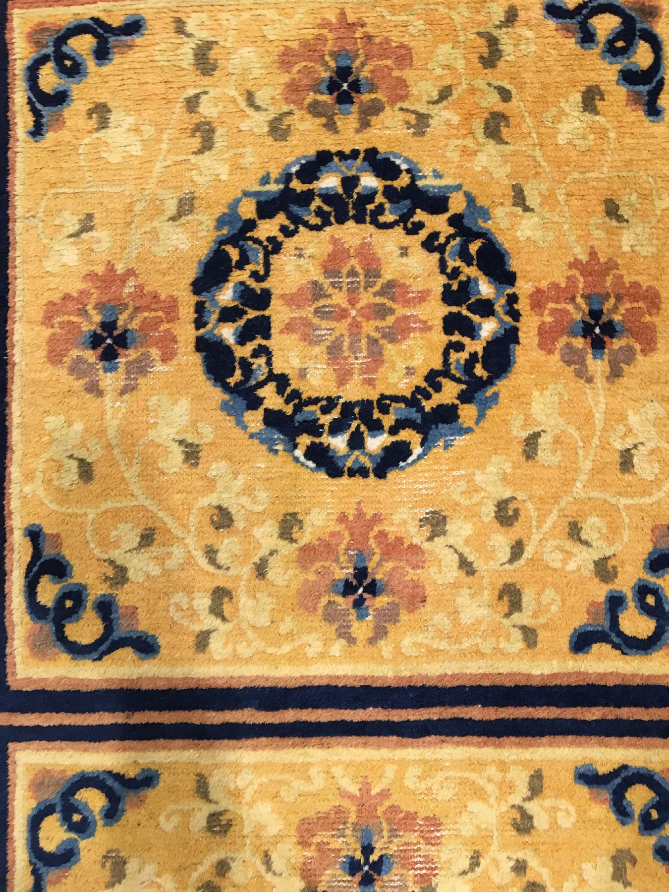 Detail a: Gelber Ning-Hsia "Sitzbankteppich" antik, Westchina, Mitte 19.Jhd., Wolle geknüpft auf Baumwolle. Gelber Sitzbankteppich mit Lotus Muster ...