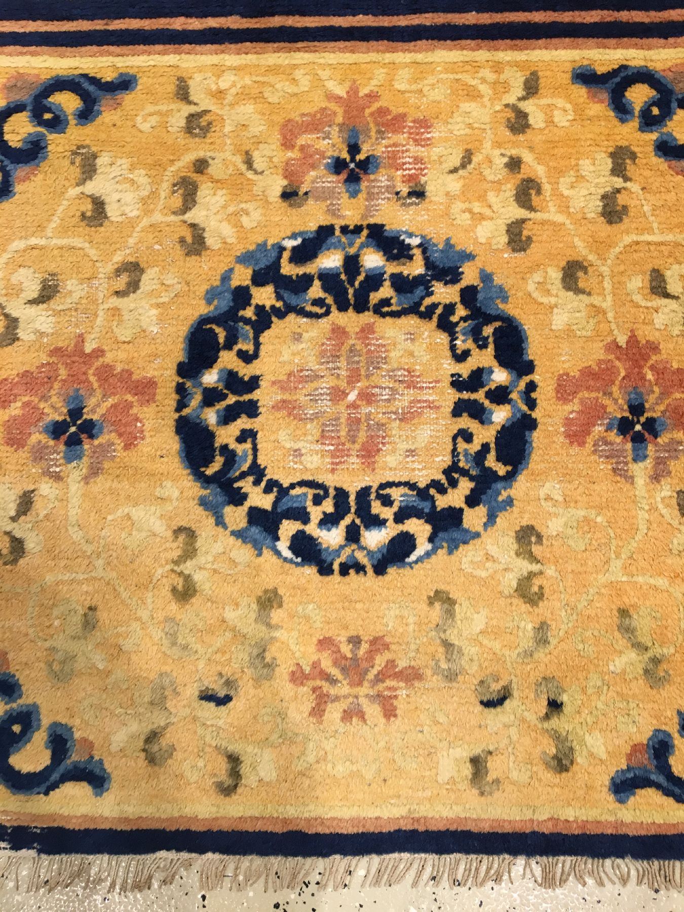 Detail e: Gelber Ning-Hsia "Sitzbankteppich" antik, Westchina, Mitte 19.Jhd., Wolle geknüpft auf Baumwolle. Gelber Sitzbankteppich mit Lotus Muster ...