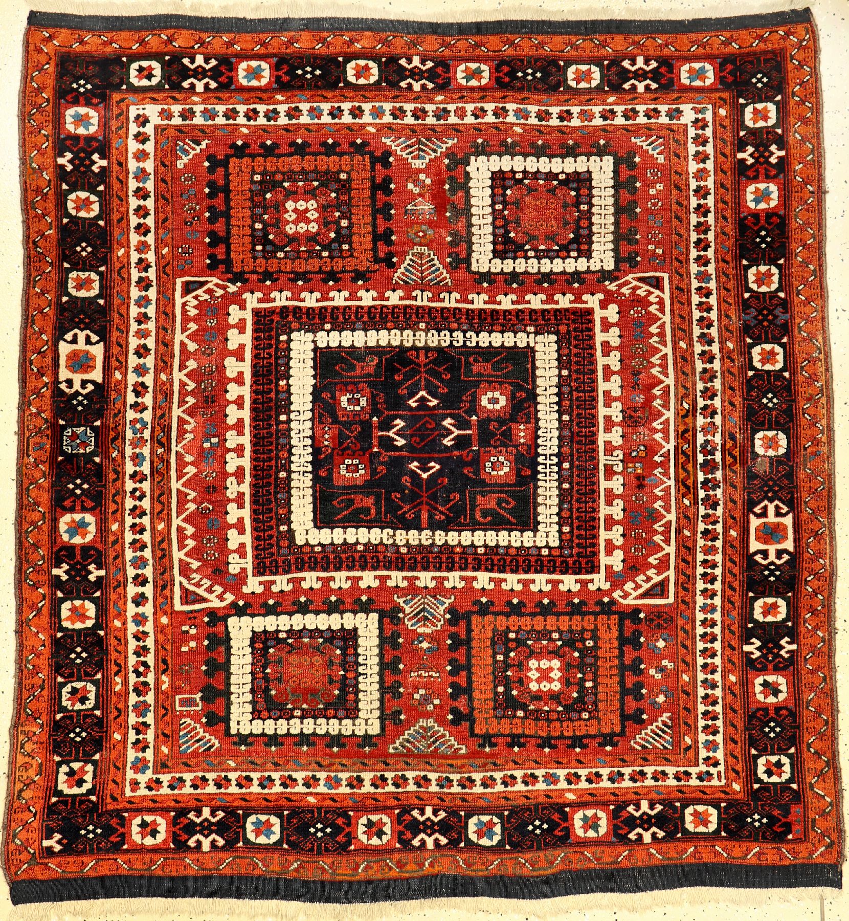 Früher Bergama antik (Publiziert bei Bausback), Westanatolien, um 1800 oder wohl früher, Wolle geknüpft auf Wolle. Fein geknüpfter Bergama im ...