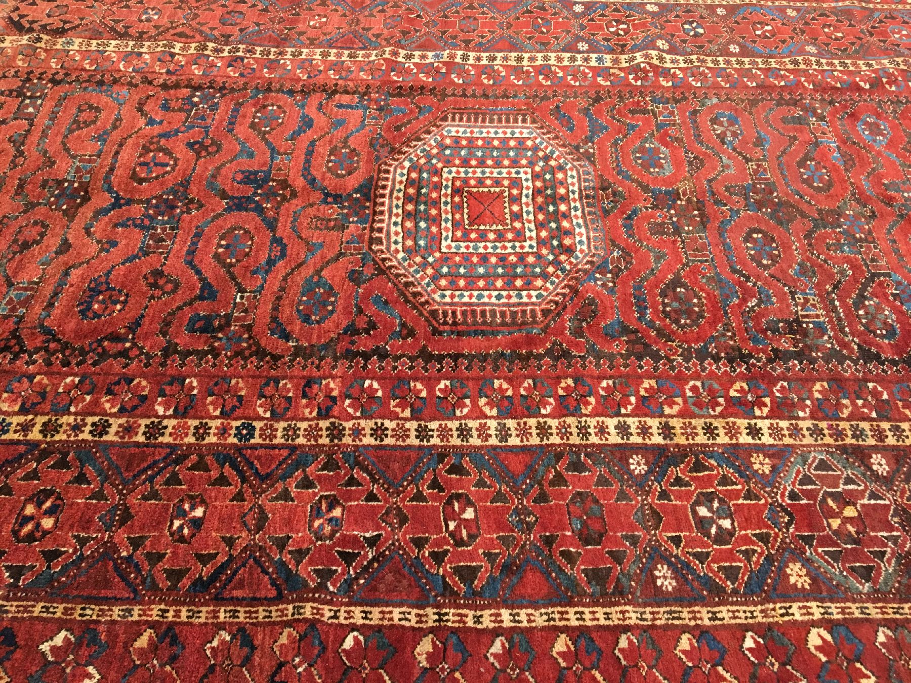 Detail b: Großer Wolkenband-Beschir "Hauptteppich" antik, Turkmenistan Amu-Darja Region, 19.Jhd., Wolle geknüpft auf Ziegenhaar/Wolle. Seltener ...