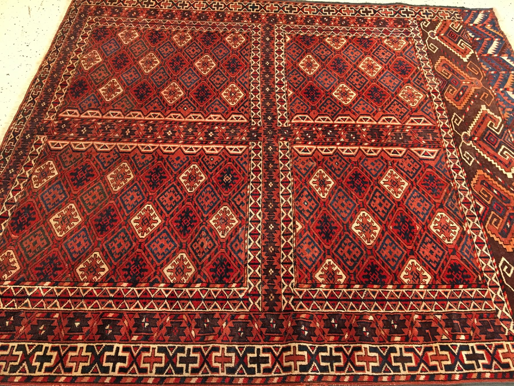 Detail b: Yomud "Engsi" antik, Turkmenistan, 19.Jhd., Wolle geknüpft auf Wolle. Seltener Engsi-Türteppich mit klassischen Hatschlou Muster mit ...