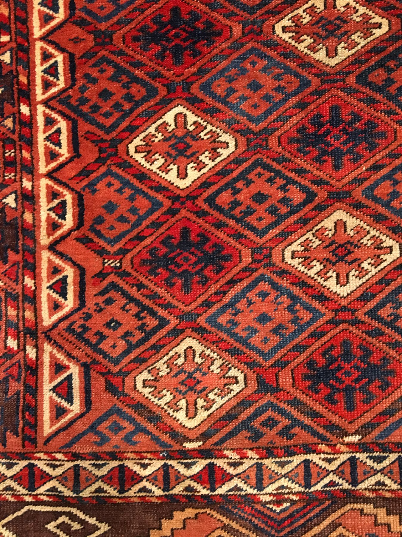 Detail d: Yomud "Engsi" antik, Turkmenistan, 19.Jhd., Wolle geknüpft auf Wolle. Seltener Engsi-Türteppich mit klassischen Hatschlou Muster mit ...