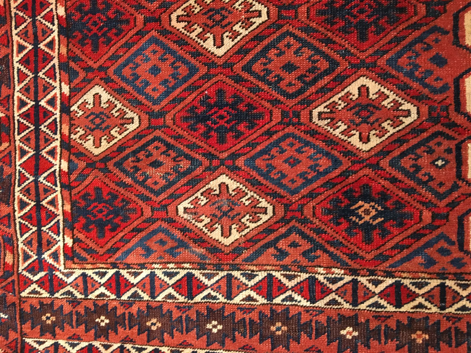 Detail e: Yomud "Engsi" antik, Turkmenistan, 19.Jhd., Wolle geknüpft auf Wolle. Seltener Engsi-Türteppich mit klassischen Hatschlou Muster mit ...