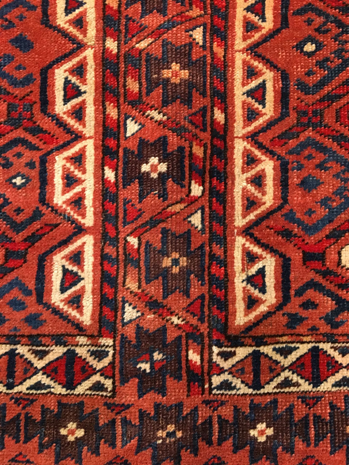 Detail f: Yomud "Engsi" antik, Turkmenistan, 19.Jhd., Wolle geknüpft auf Wolle. Seltener Engsi-Türteppich mit klassischen Hatschlou Muster mit ...