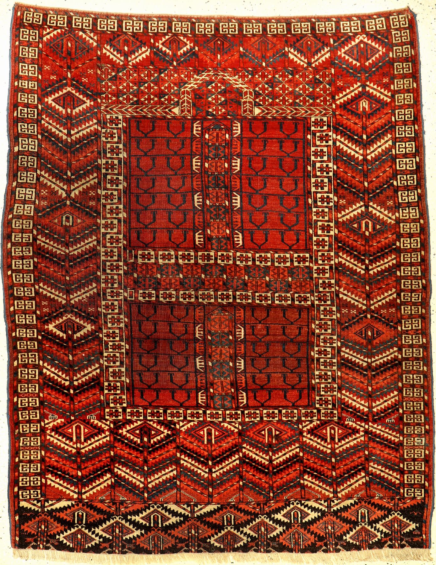 Feiner Tekke "Engsi" antik, Turkmenistan, 19.Jhd., Wolle geknüpft auf Wolle. Feiner Türteppich der Tekke Turkmenen mit klassischen ...