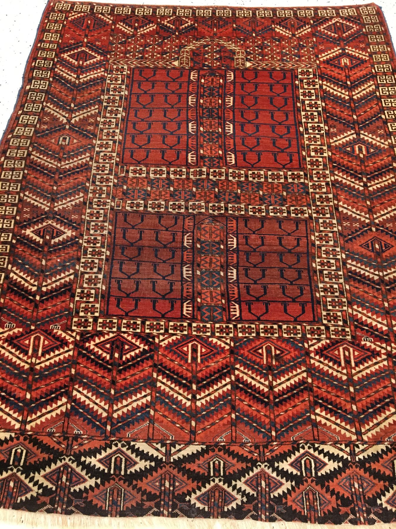 Detail a: Feiner Tekke "Engsi" antik, Turkmenistan, 19.Jhd., Wolle geknüpft auf Wolle. Feiner Türteppich der Tekke Turkmenen mit klassischen ...