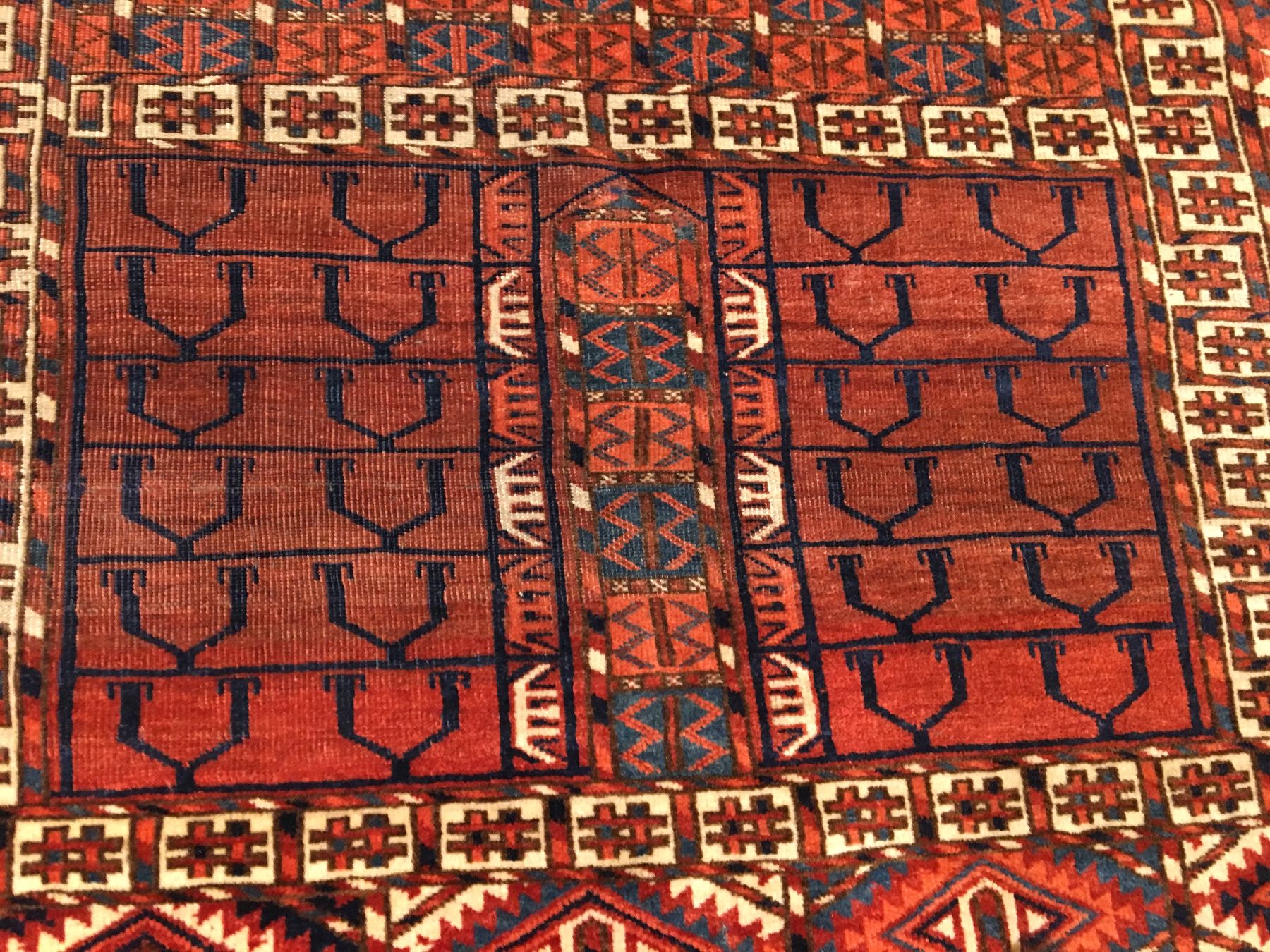 Detail d: Feiner Tekke "Engsi" antik, Turkmenistan, 19.Jhd., Wolle geknüpft auf Wolle. Feiner Türteppich der Tekke Turkmenen mit klassischen ...