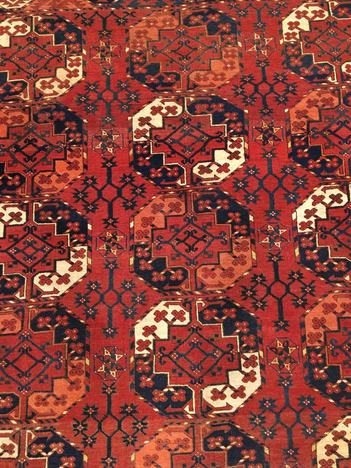 Detail a: Ersari "Hauptteppich" antik, Turkmenistan Amu-Darja Gebiet, frühes 19.Jhd., Wolle geknüpft auf Wolle. Seltener kleinformatiger Ersari ...
