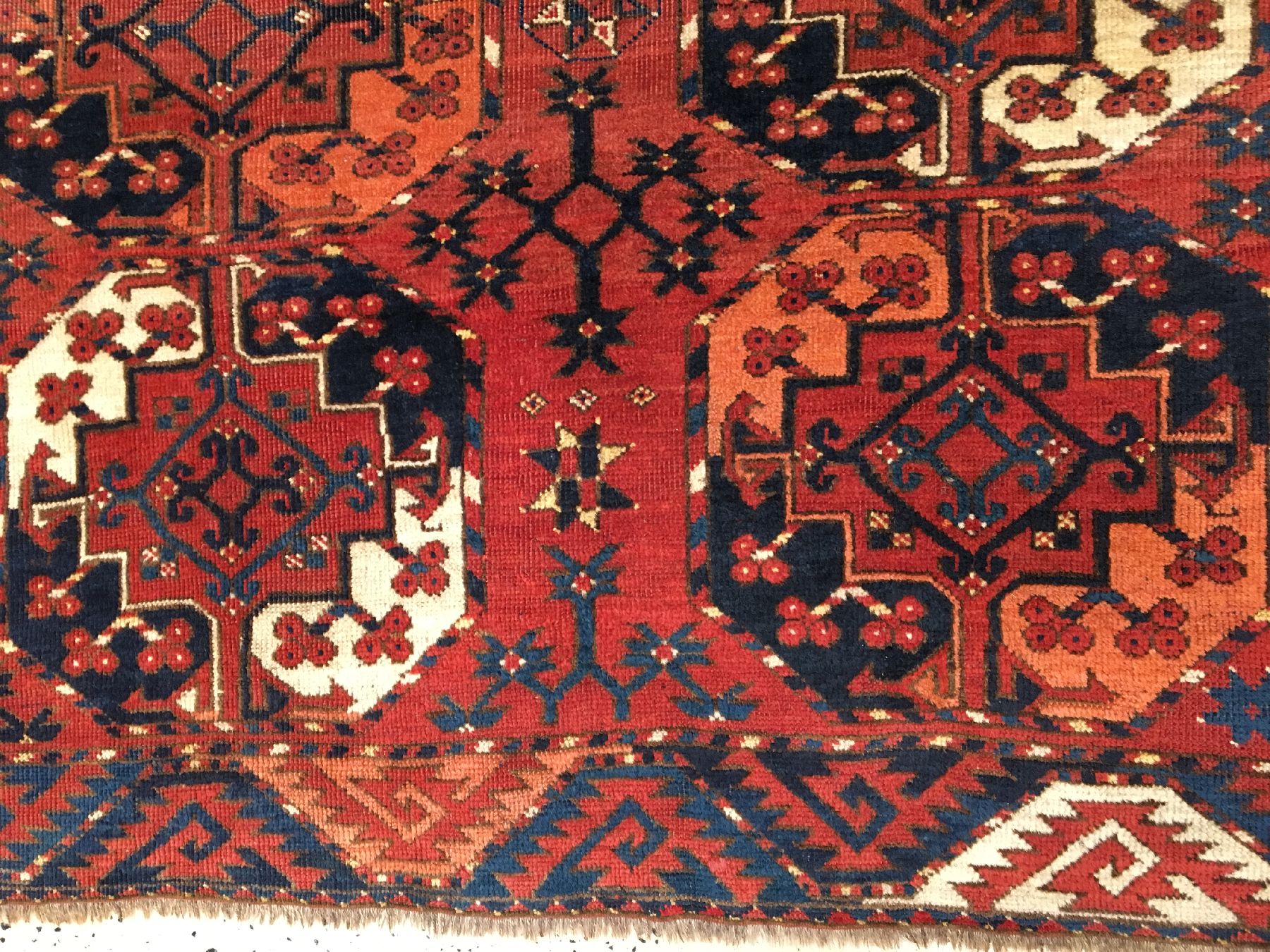 Detail e: Ersari "Hauptteppich" antik, Turkmenistan Amu-Darja Gebiet, frühes 19.Jhd., Wolle geknüpft auf Wolle. Seltener kleinformatiger Ersari ...