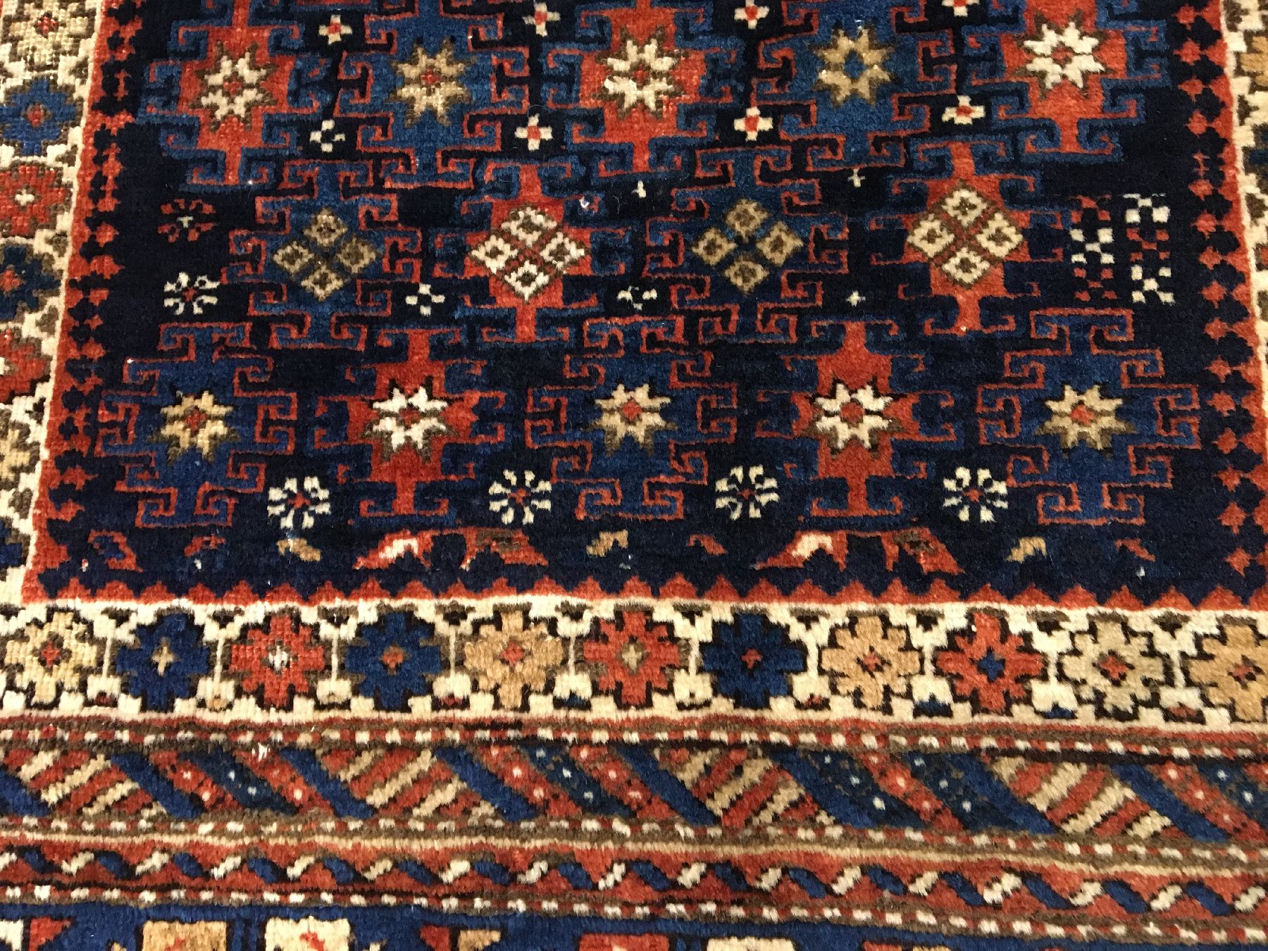 Detail e: Feiner Tschitschi antik, Ostkaukasus Kuba-Gebiet, Ende 19.Jhd., Wolle geknüpft auf Wolle. Typischer Tschitschi in sehr hochwertiger Wollqualität. ...