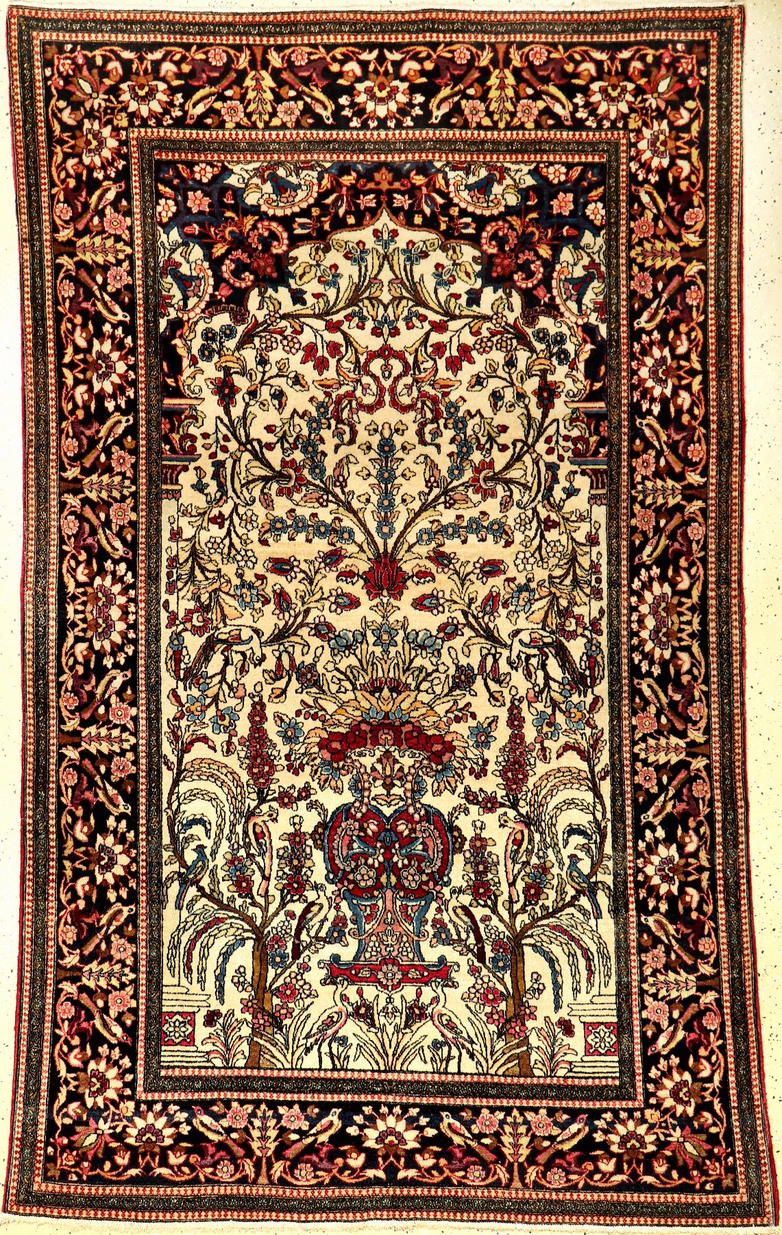 Feiner Esfahan "Ahmad" antik, Zentralpersien, Ende 19.Jhd., Korkwolle geknüpft auf Baumwolle. Feiner und sauber geschichteter Esfahan aus ...