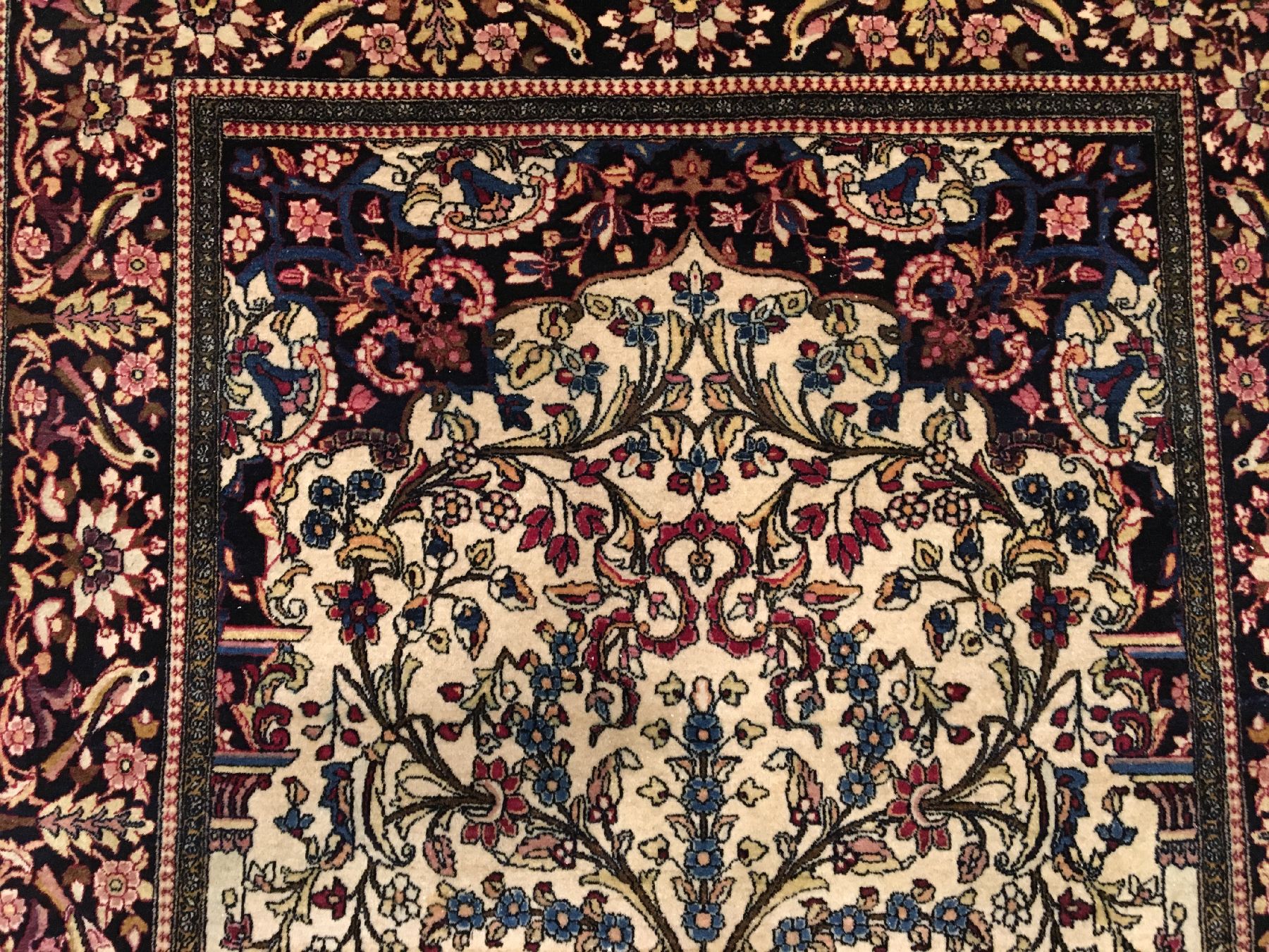 Detail b: Feiner Esfahan "Ahmad" antik, Zentralpersien, Ende 19.Jhd., Korkwolle geknüpft auf Baumwolle. Feiner und sauber geschichteter Esfahan aus ...